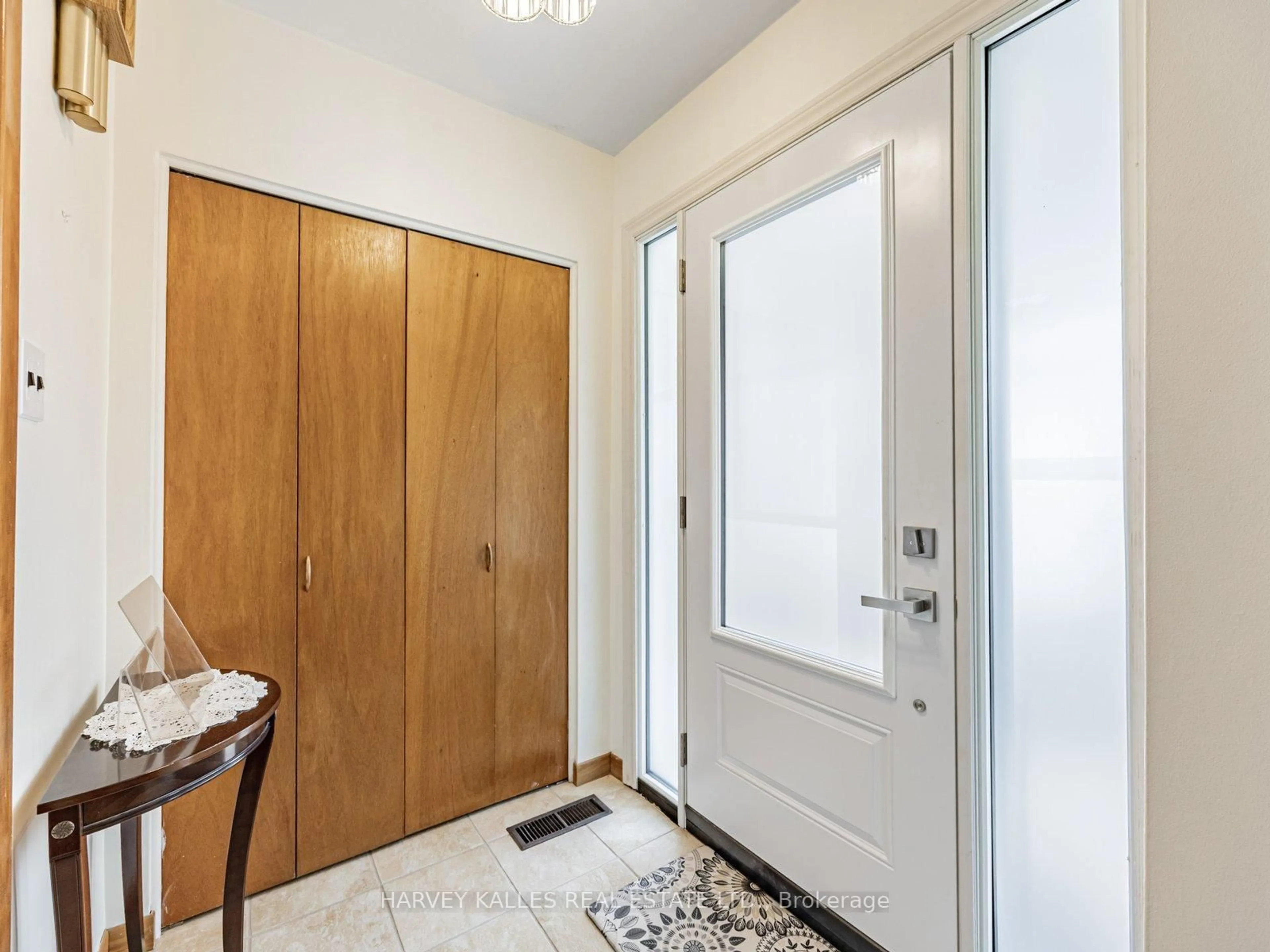 Indoor entryway for 205 Vauxhall Dr, Toronto Ontario M1P 1R6
