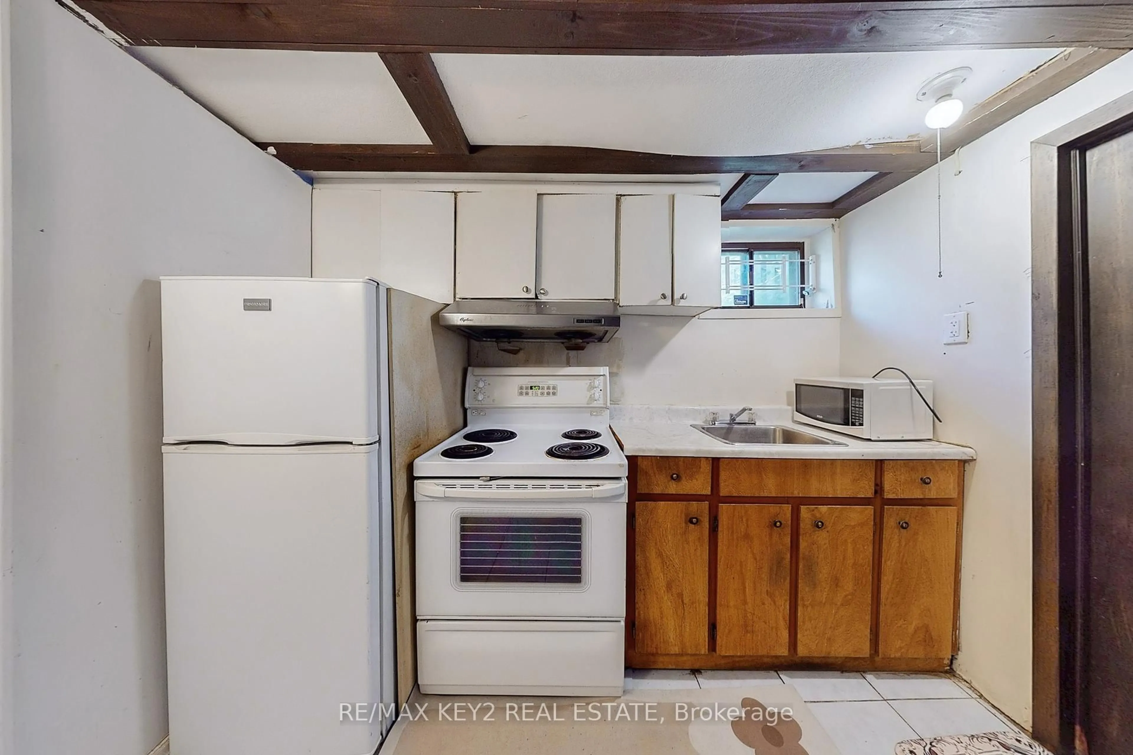 Standard kitchen, unknown for 137 Newlands Ave, Toronto Ontario M1L 1S2