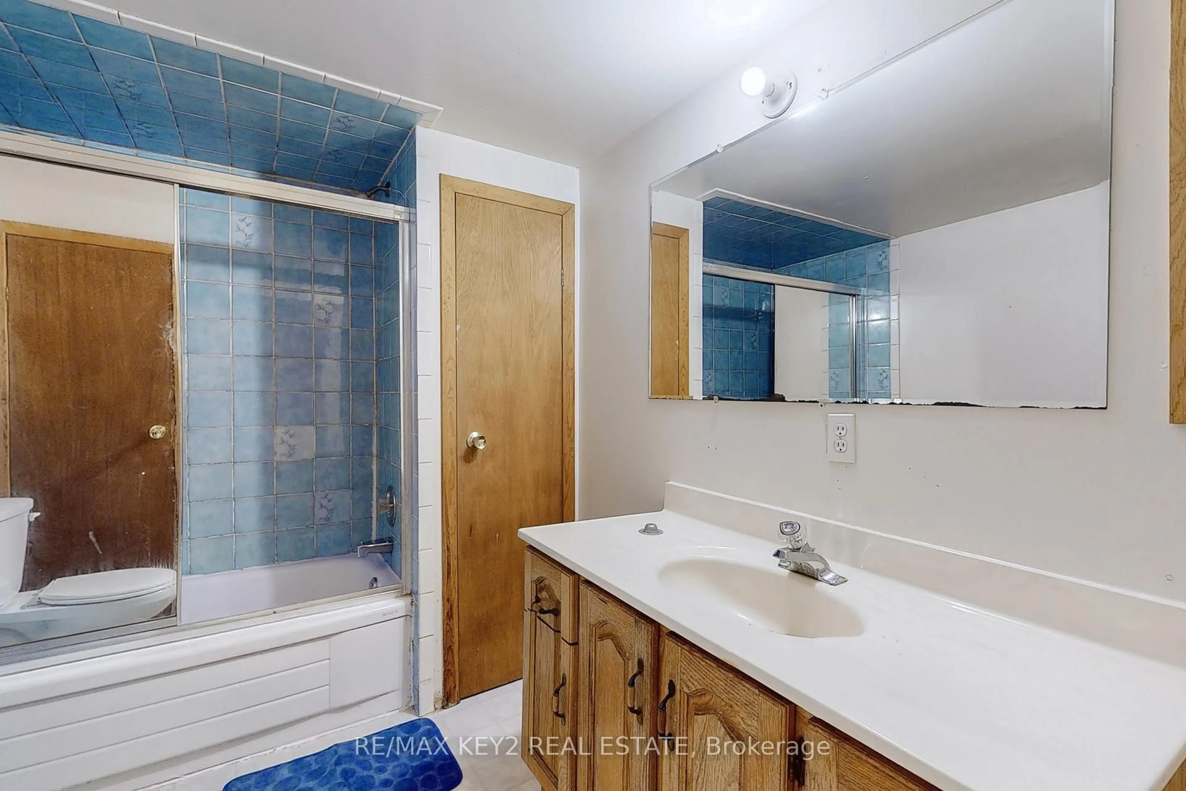 Standard bathroom, ceramic/tile floor for 137 Newlands Ave, Toronto Ontario M1L 1S2