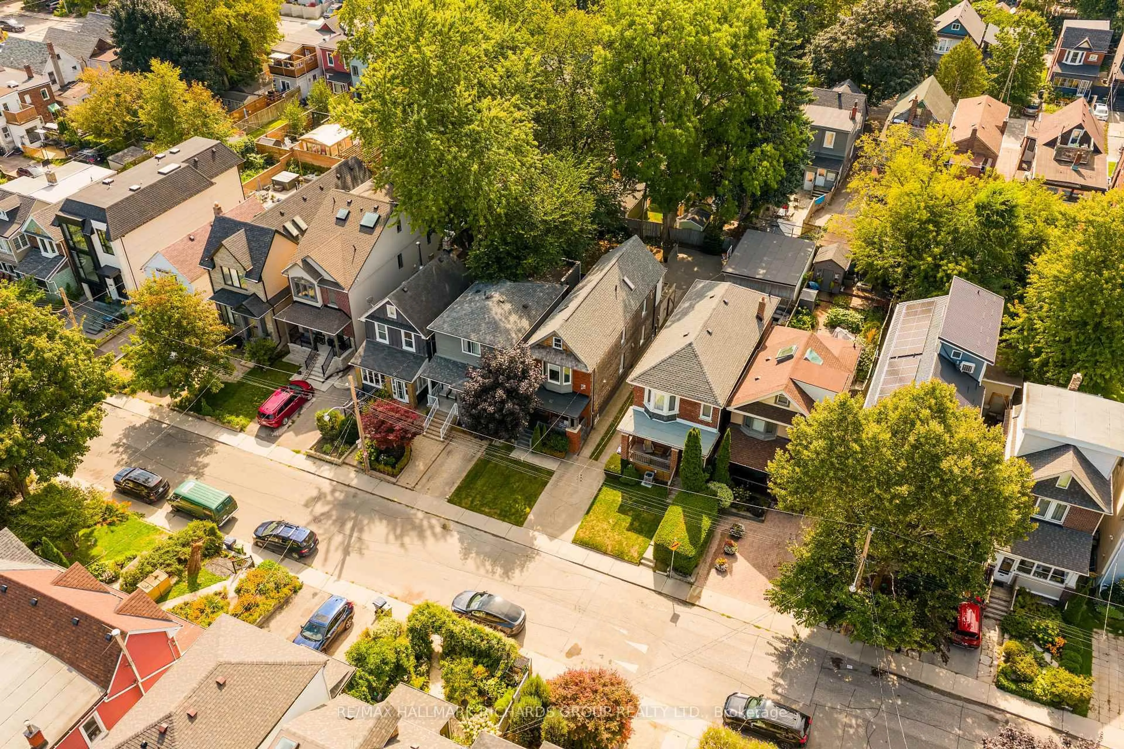 A pic from outside/outdoor area/front of a property/back of a property/a pic from drone, street for 138 Ashdale Ave, Toronto Ontario M4L 2Y9