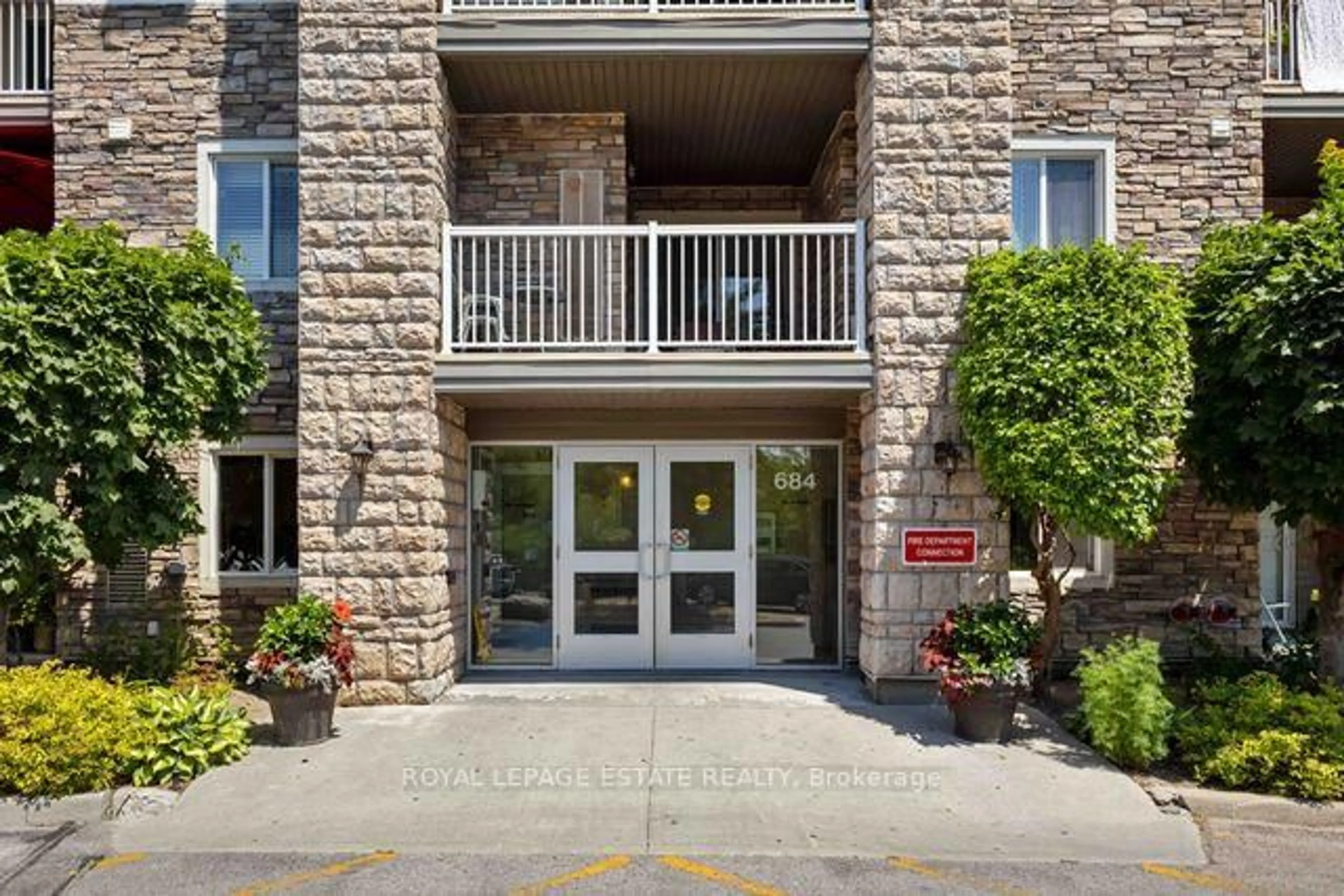 Indoor foyer for 684 Warden Ave #325, Toronto Ontario M1L 4W4