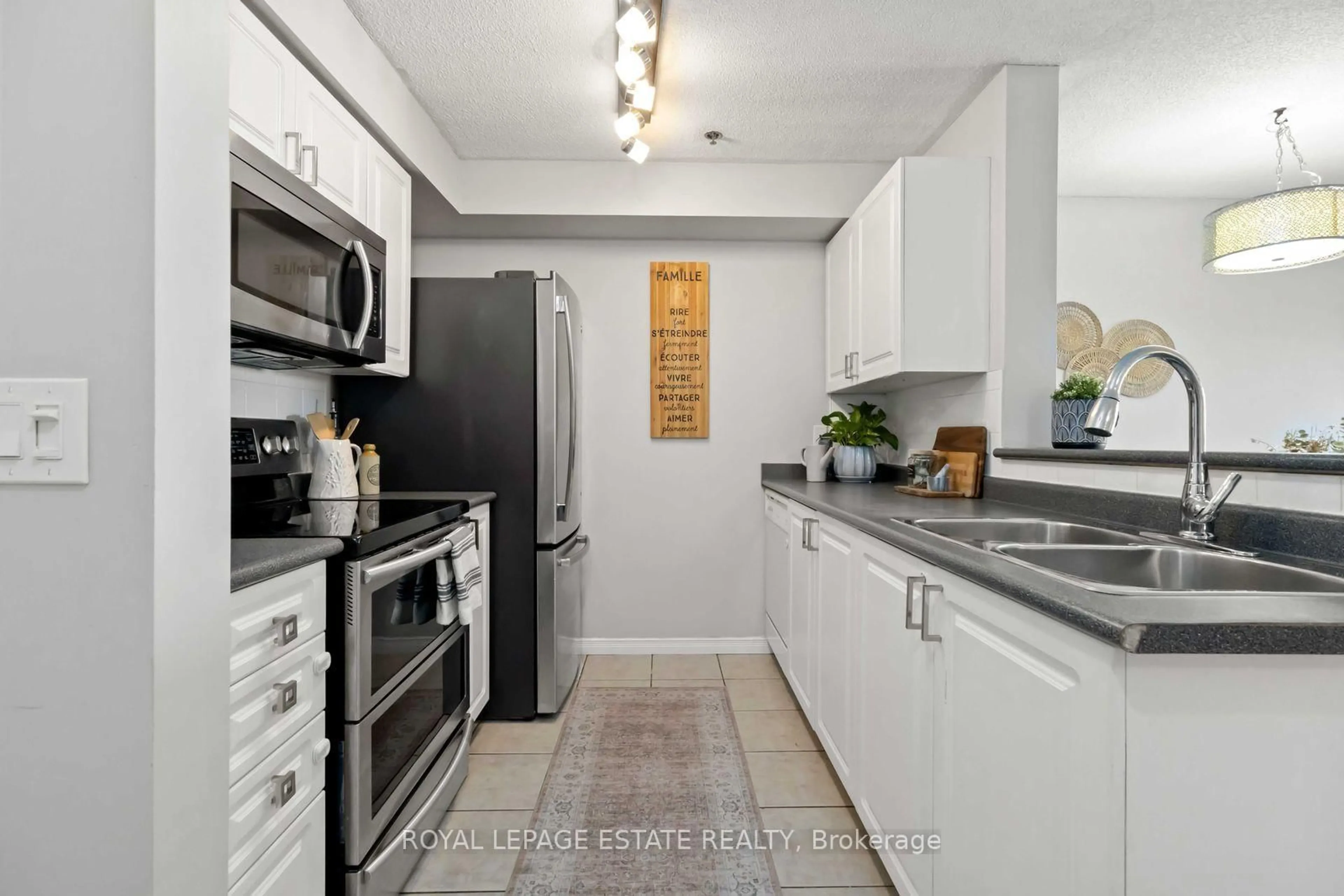Standard kitchen, ceramic/tile floor for 684 Warden Ave #325, Toronto Ontario M1L 4W4