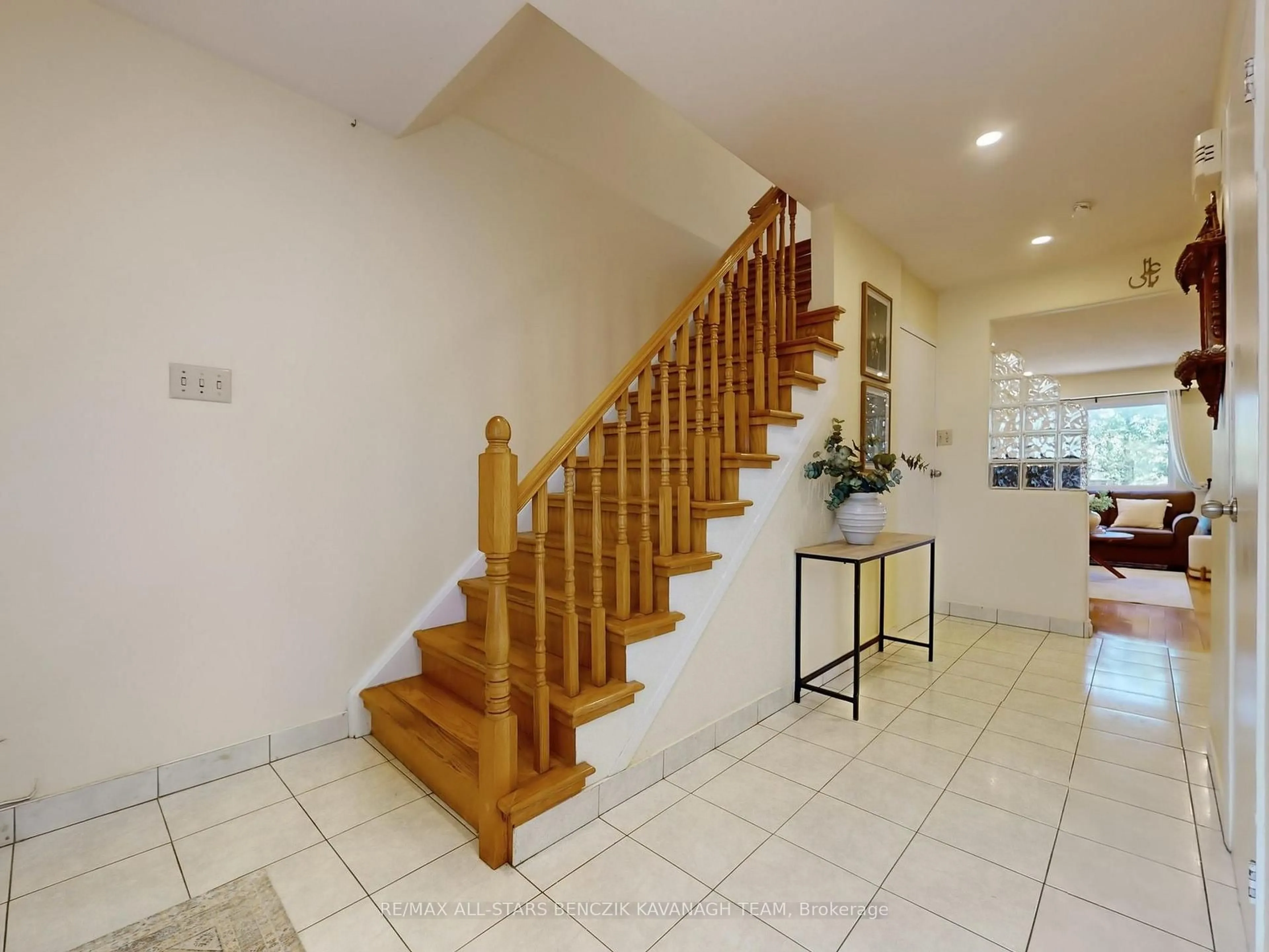Indoor foyer for 102 Valdor Dr, Toronto Ontario M1V 1R5