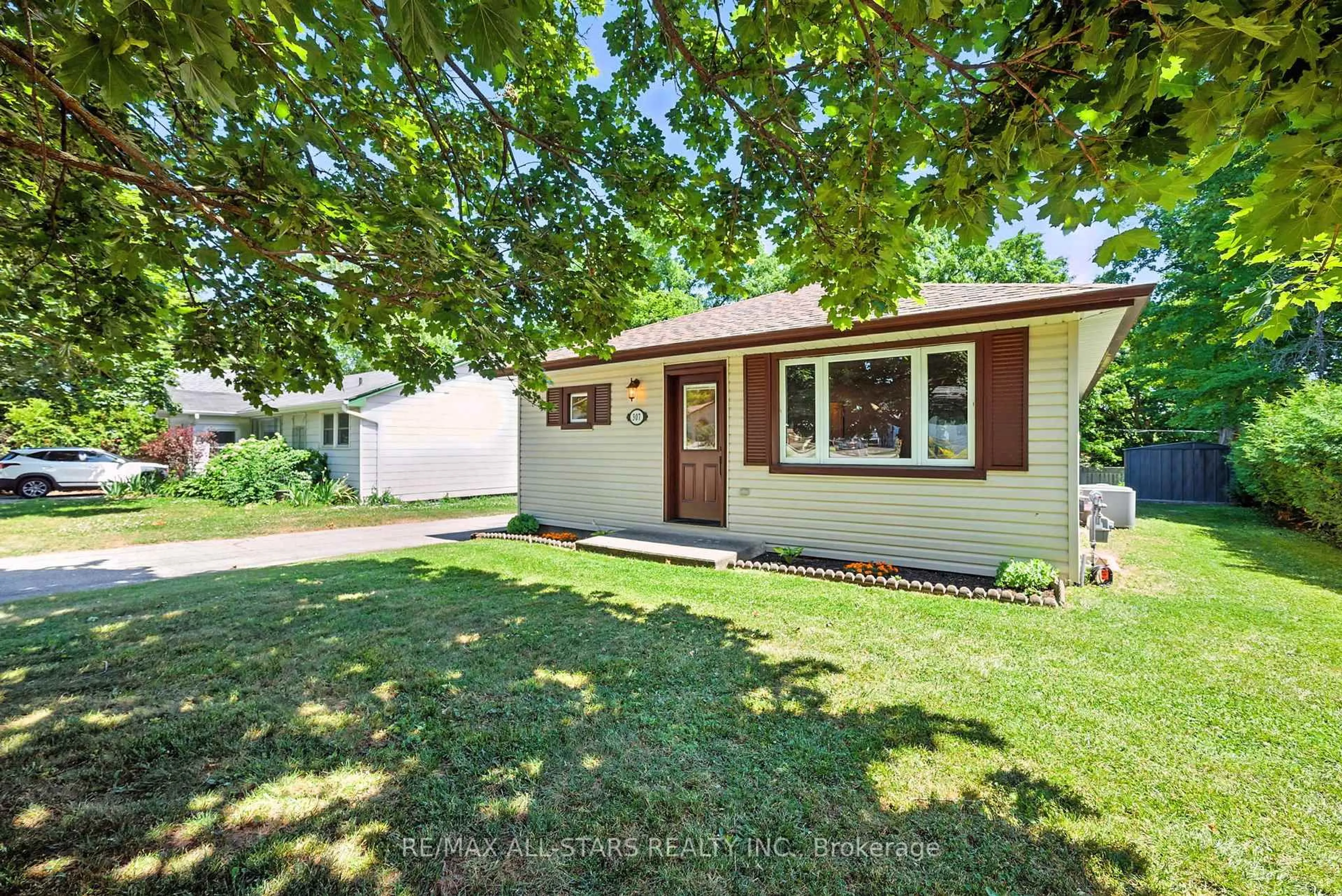 Home with vinyl exterior material, street for 307 Cochrane St, Scugog Ontario L9L 1M4