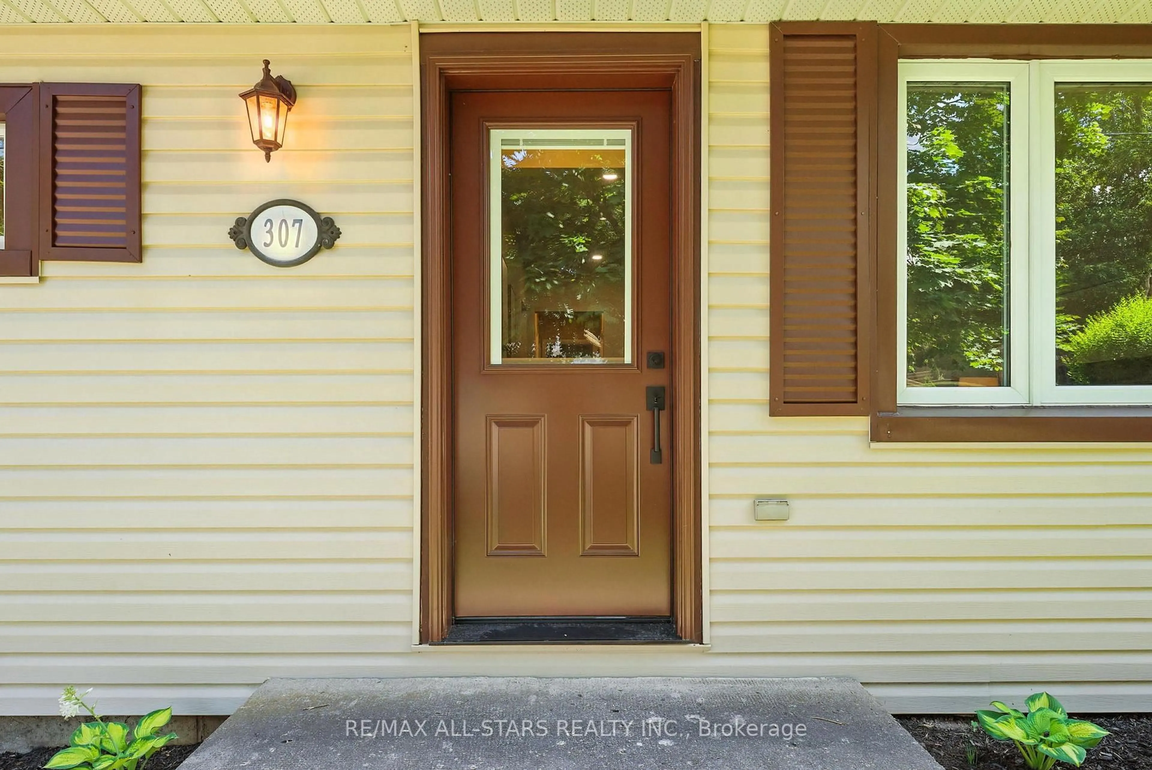Indoor entryway for 307 Cochrane St, Scugog Ontario L9L 1M4