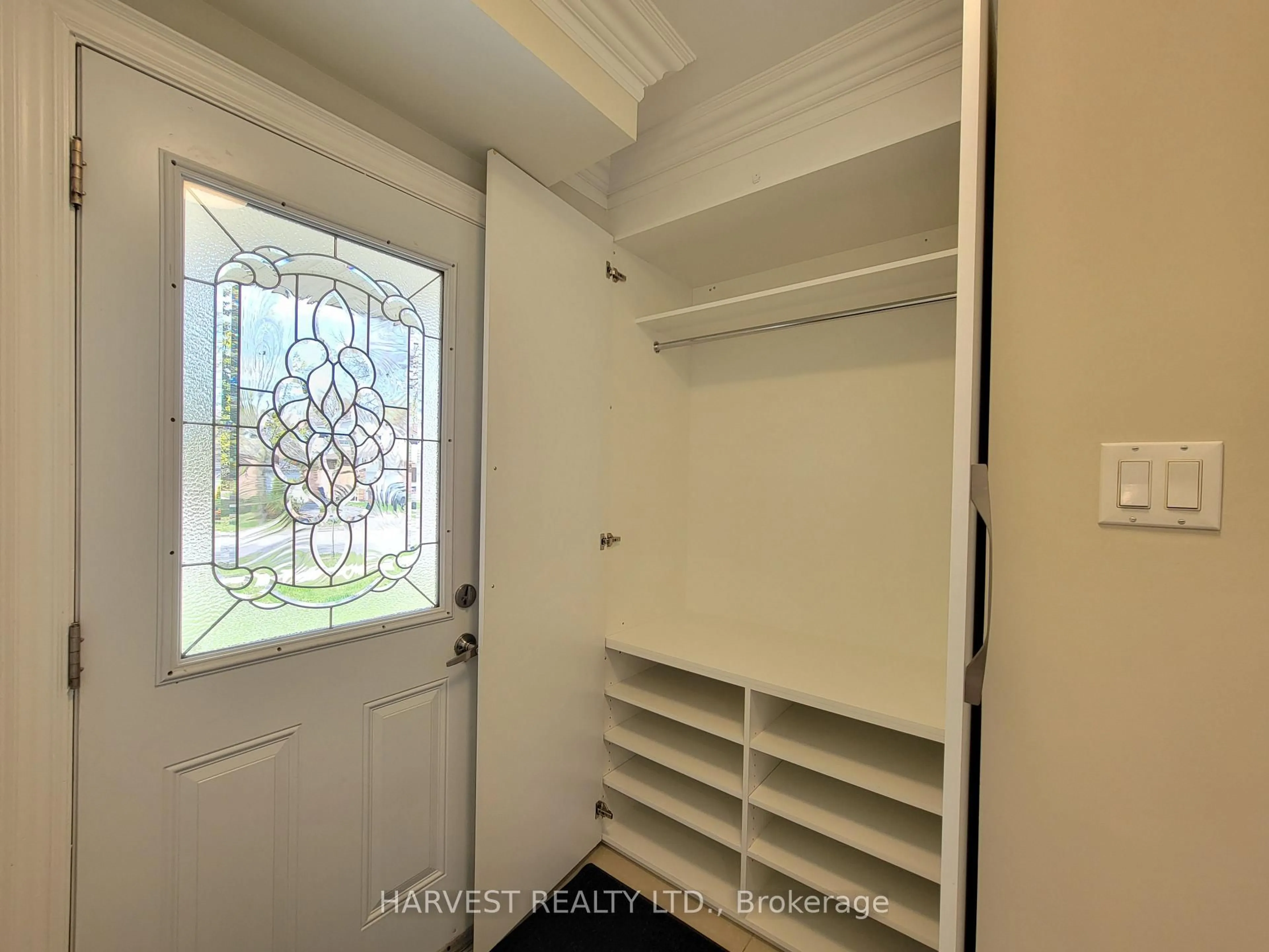 Indoor entryway for 33 Oakhaven Dr, Toronto Ontario M1V 1X8