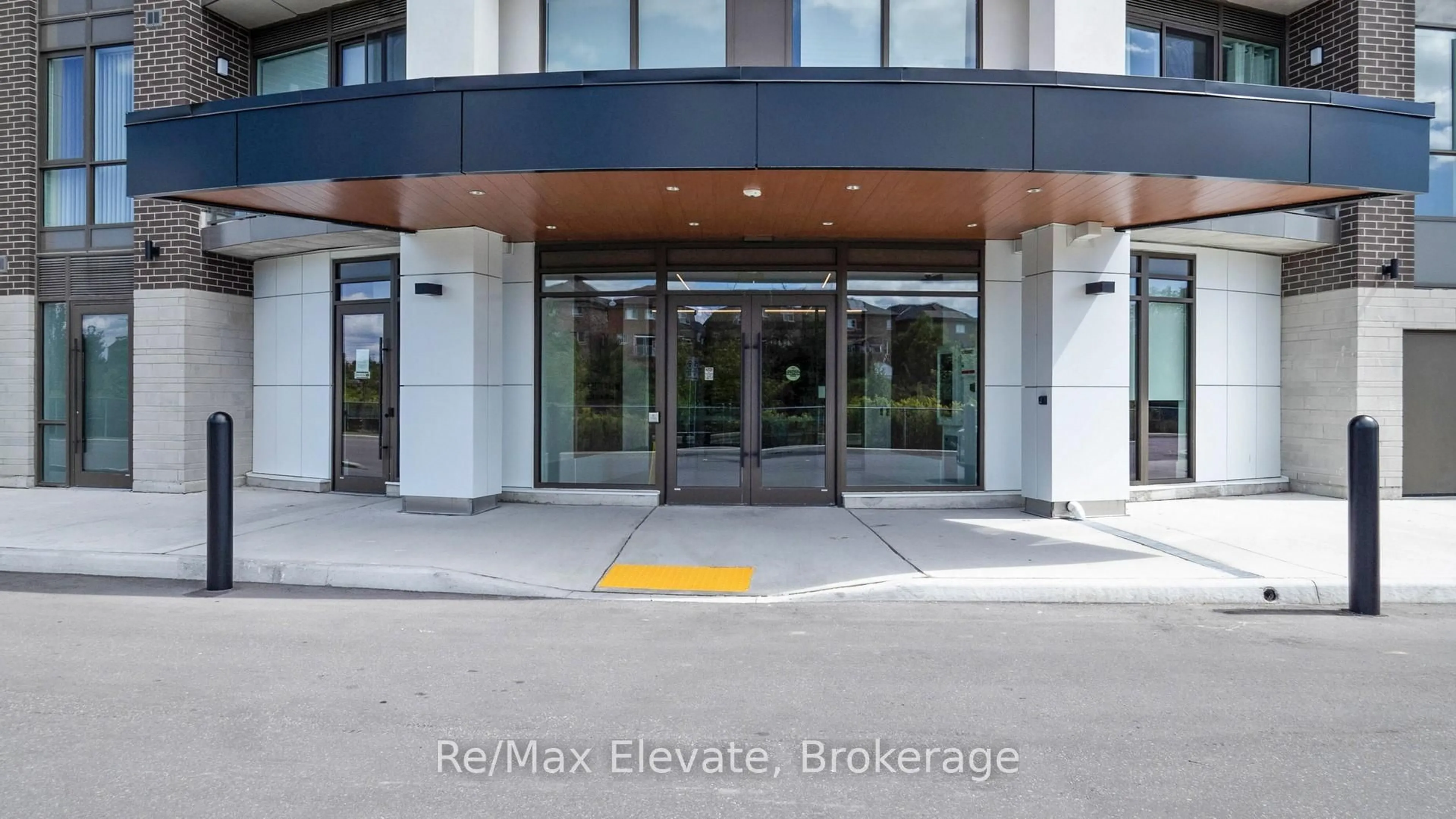 Indoor foyer for 385 Artic Red Dr #204, Oshawa Ontario L1L 0W9
