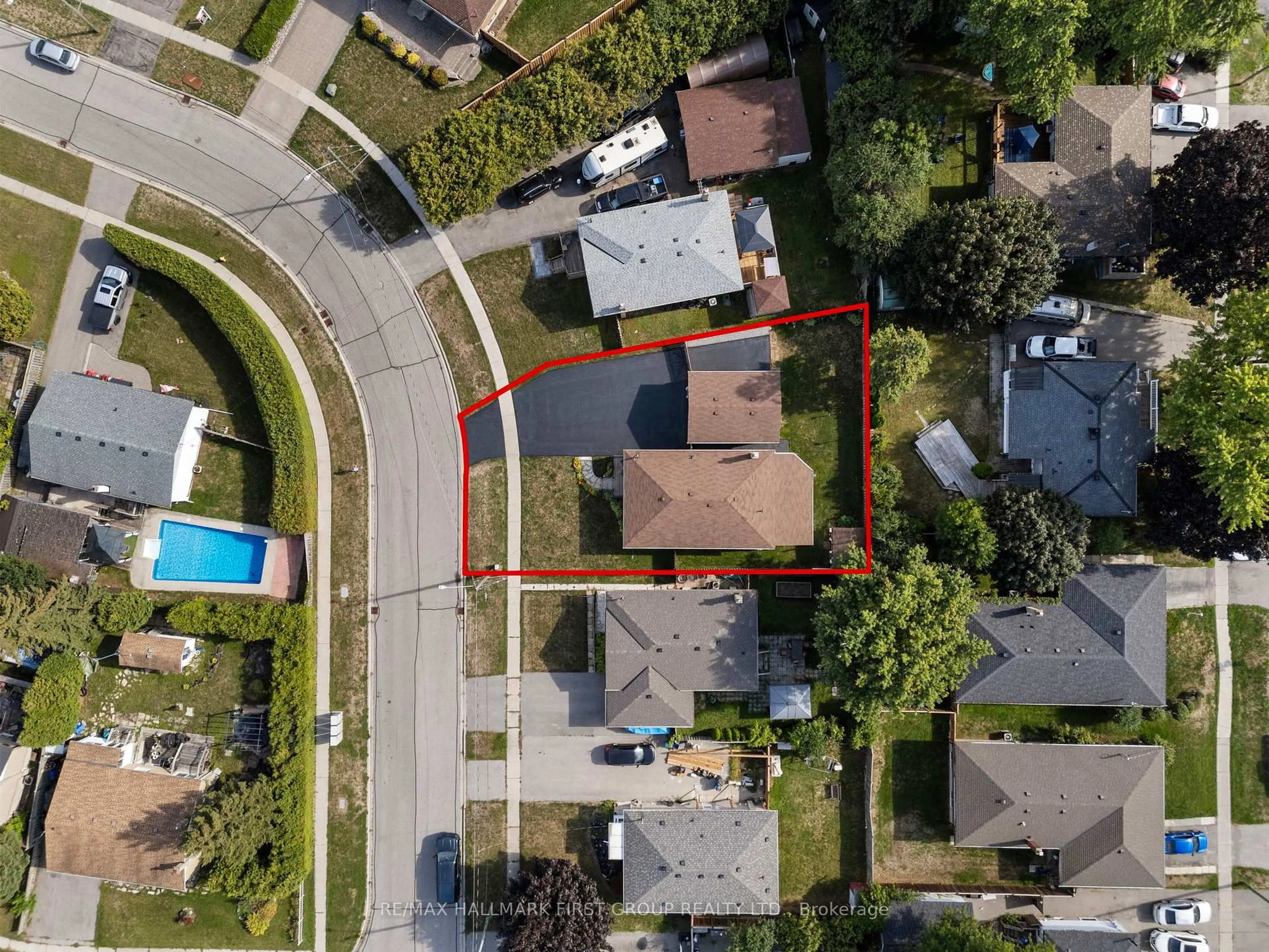 A pic from outside/outdoor area/front of a property/back of a property/a pic from drone, street for 924 McCullough Dr, Whitby Ontario L1N 1C6