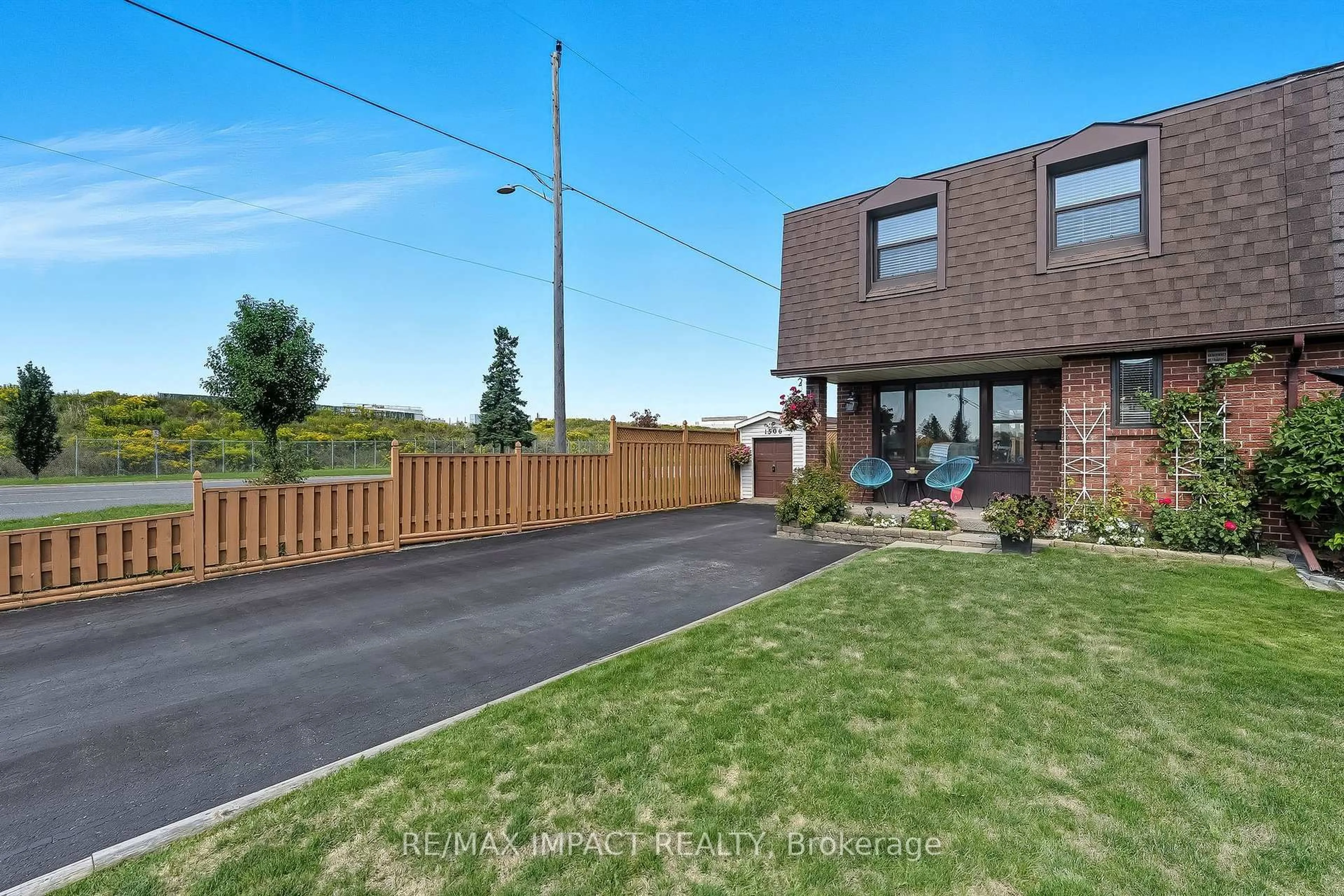 A pic from outside/outdoor area/front of a property/back of a property/a pic from drone, street for 1506 Fenelon Cres, Oshawa Ontario L1J 6G1