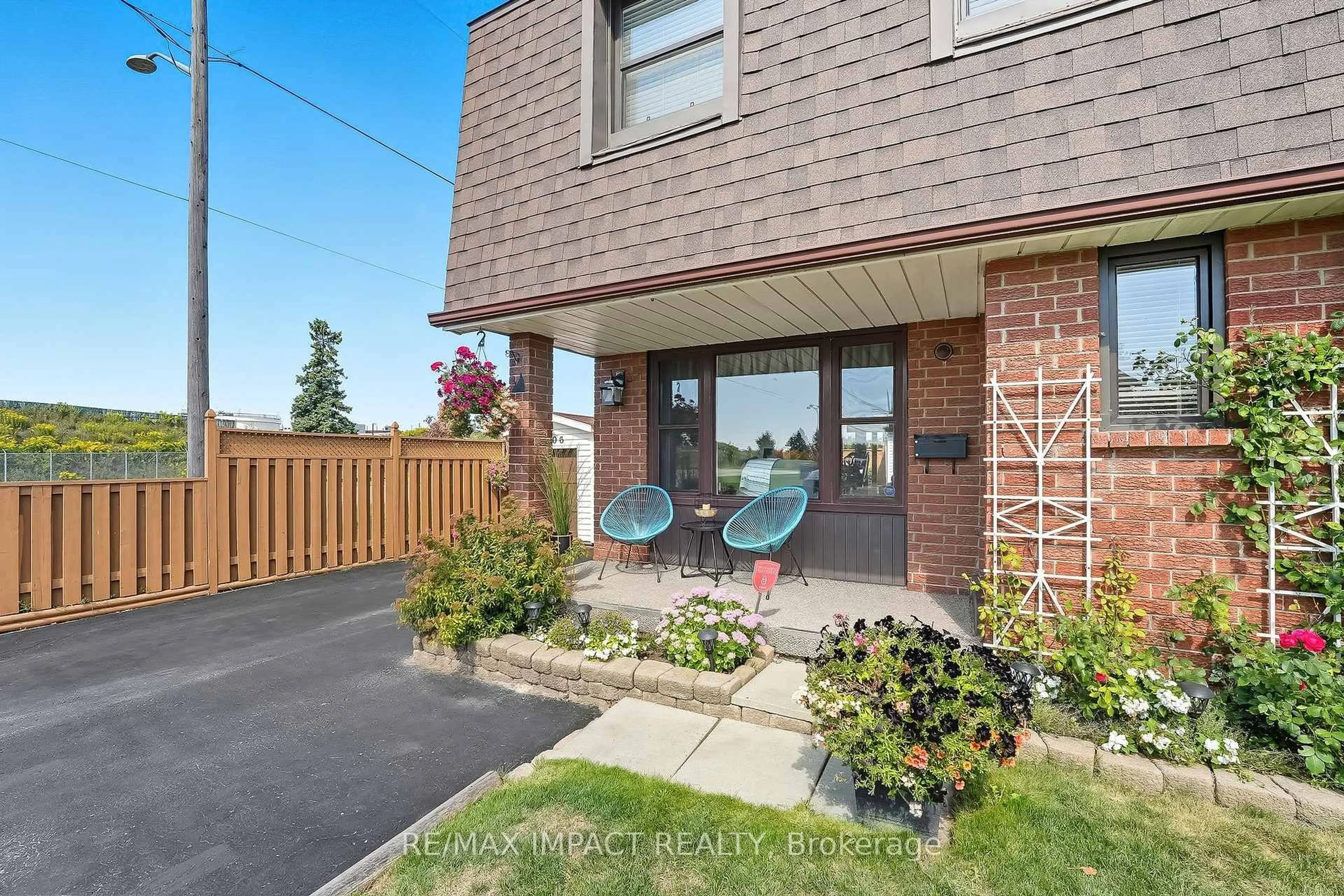 Patio, street for 1506 Fenelon Cres, Oshawa Ontario L1J 6G1
