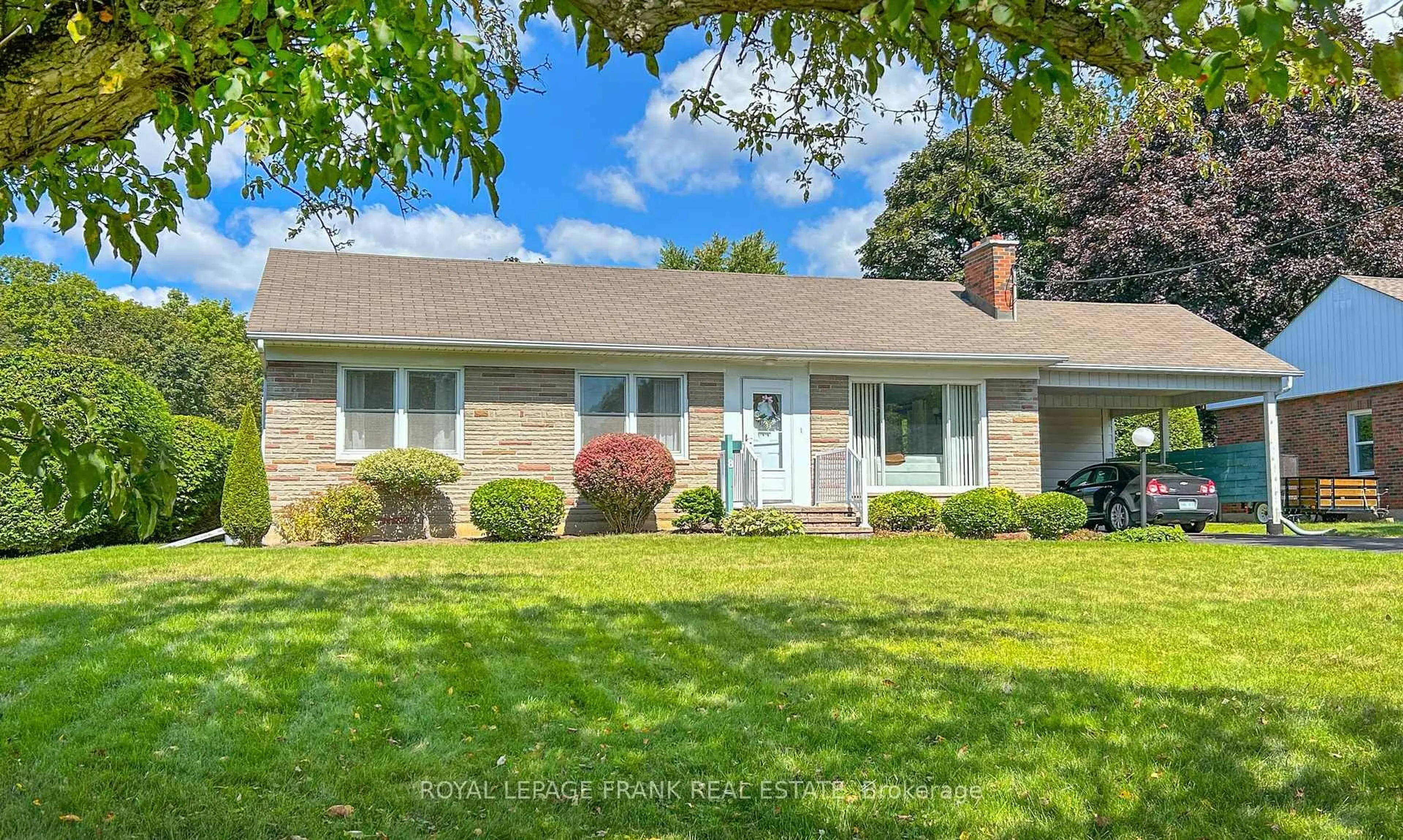 Home with vinyl exterior material, street for 8 Edsall Ave, Clarington Ontario L1C 2A8