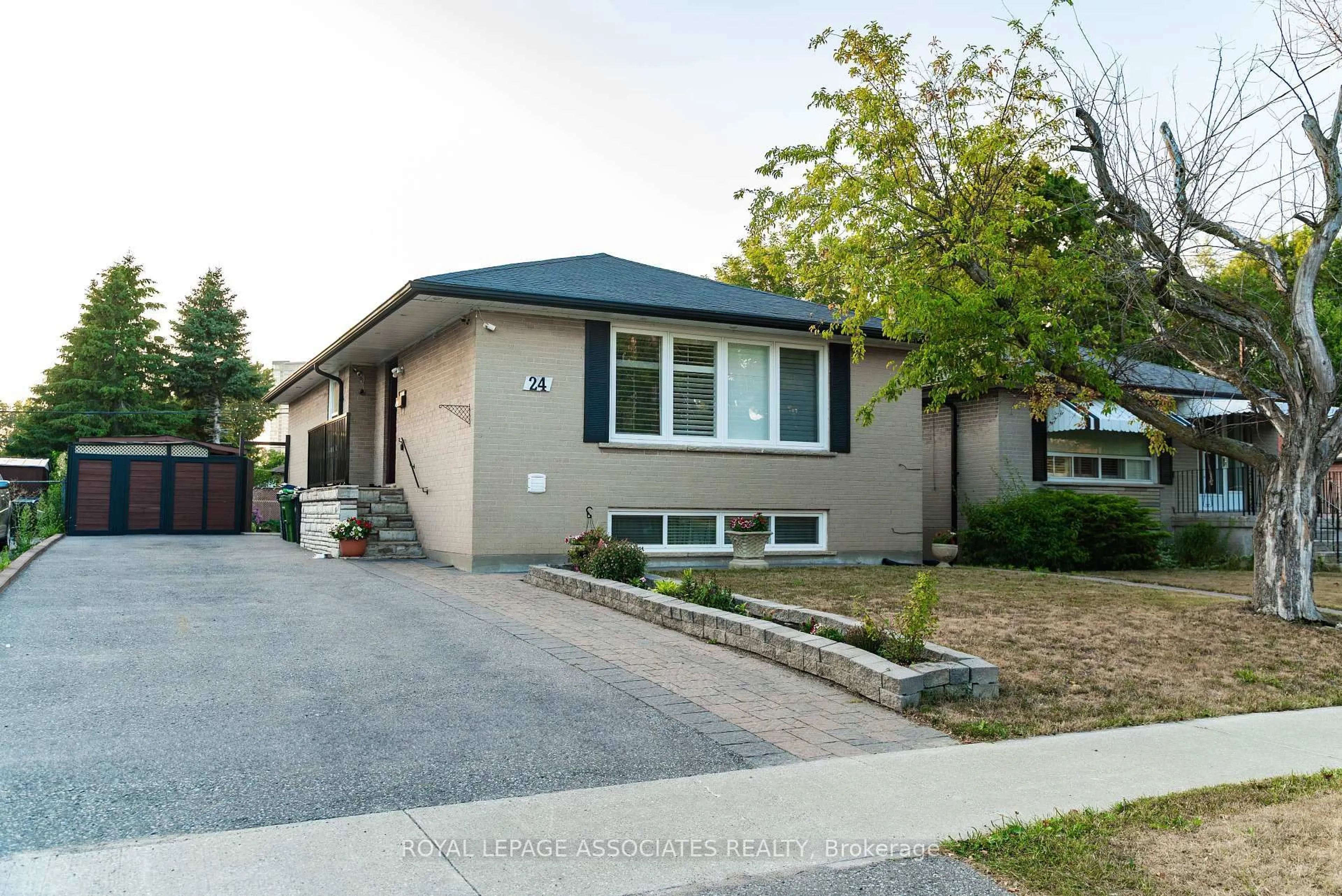 Home with vinyl exterior material, street for 24 Hurley Cres, Toronto Ontario M1P 4H4