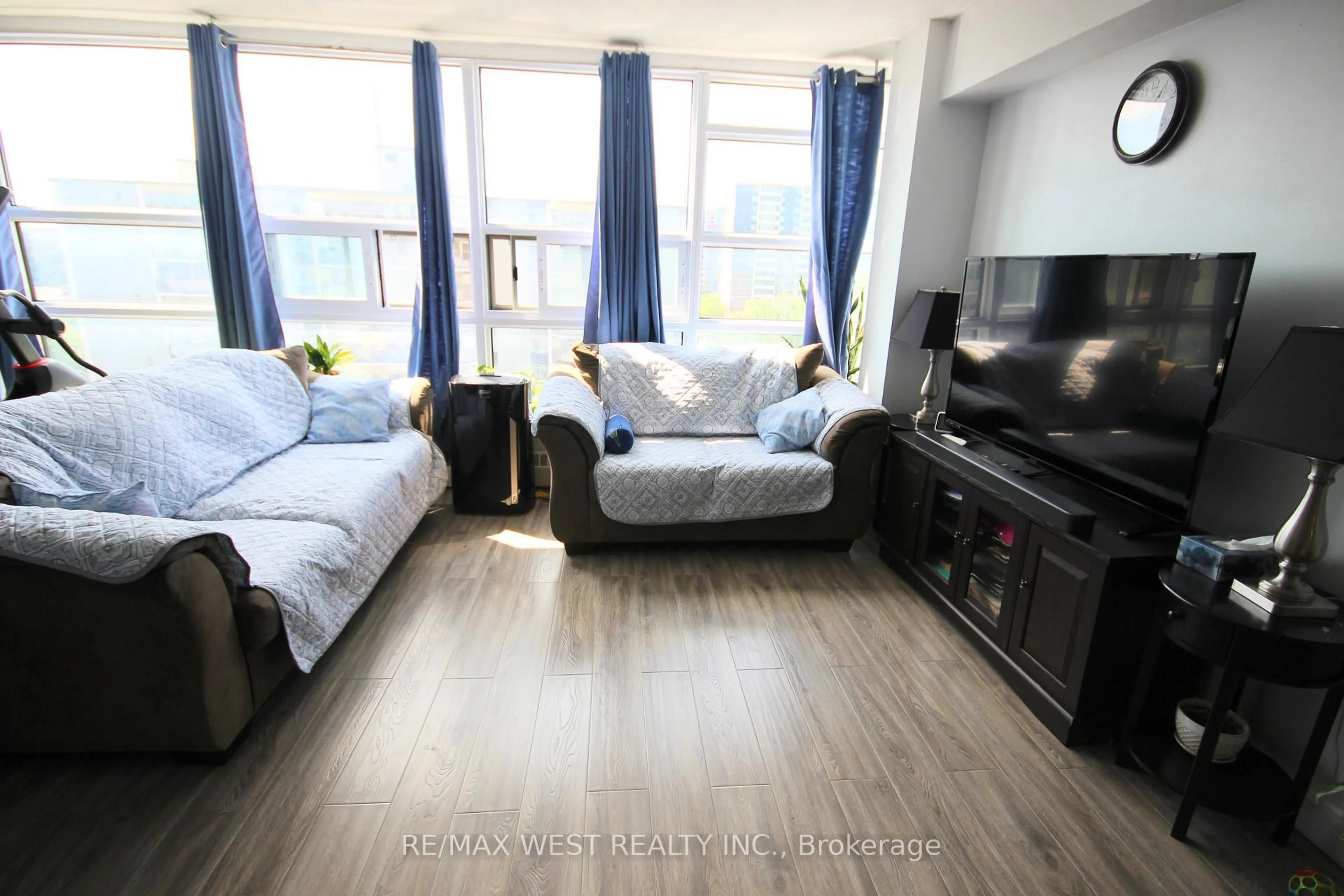 Living room with furniture, unknown for 3380 Eglinton Ave #801, Toronto Ontario M1J 3L6