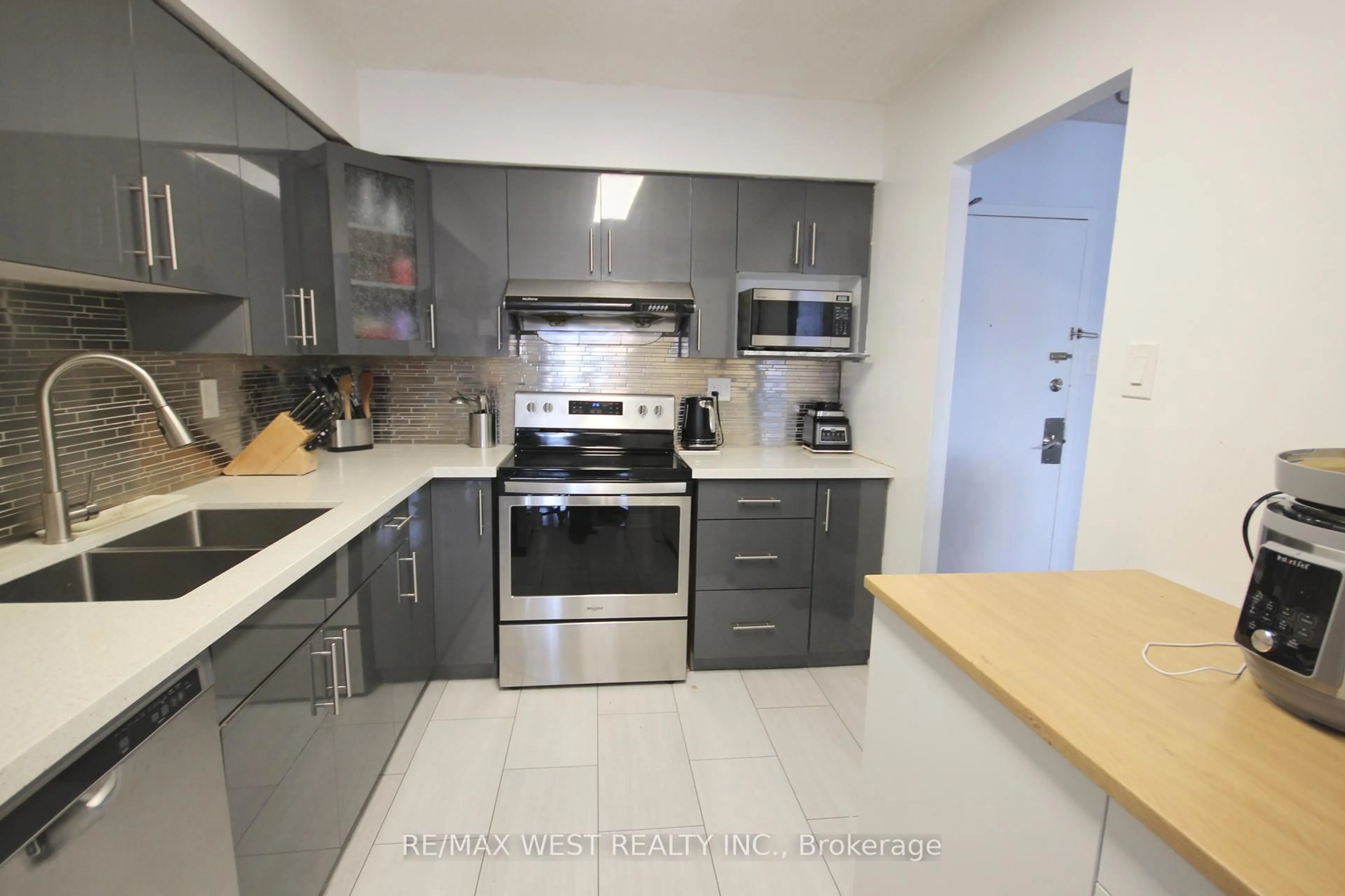 Standard kitchen, unknown for 3380 Eglinton Ave #801, Toronto Ontario M1J 3L6