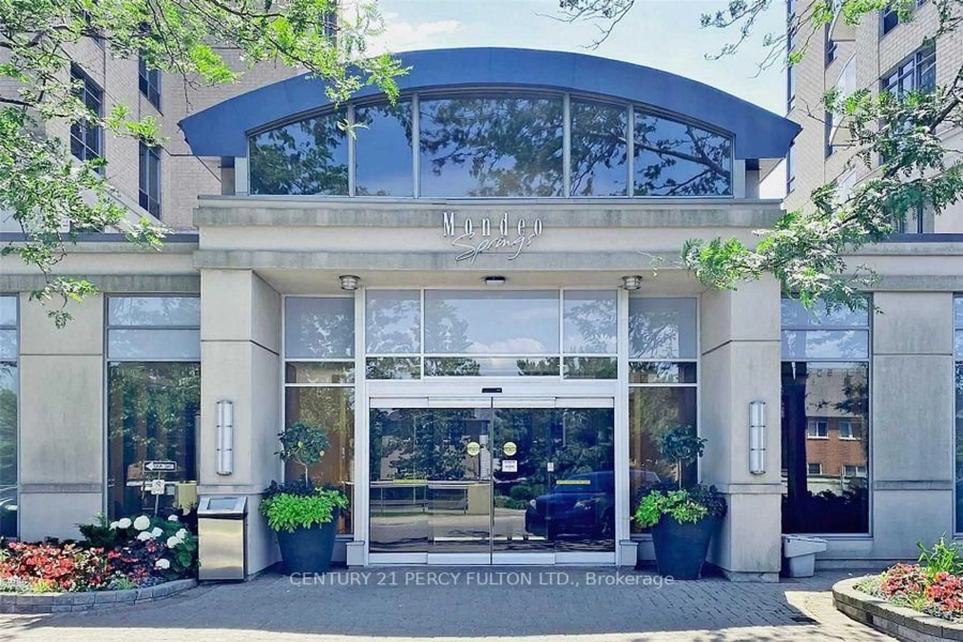 Indoor foyer for 18 Mondeo Dr #529, Toronto Ontario M1P 5C8