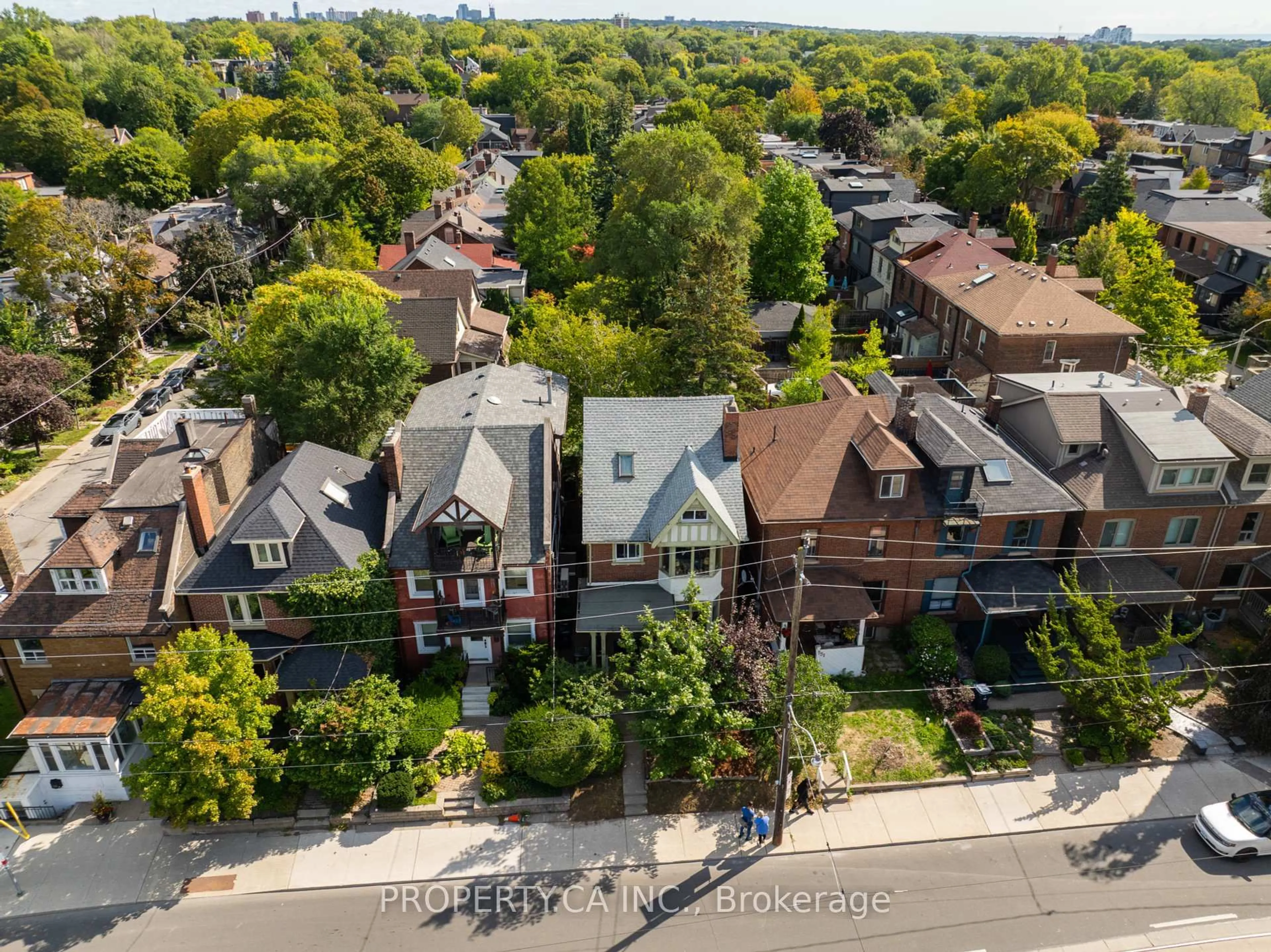 A pic from outside/outdoor area/front of a property/back of a property/a pic from drone, street for 553 Broadview Ave, Toronto Ontario M4K 2N7