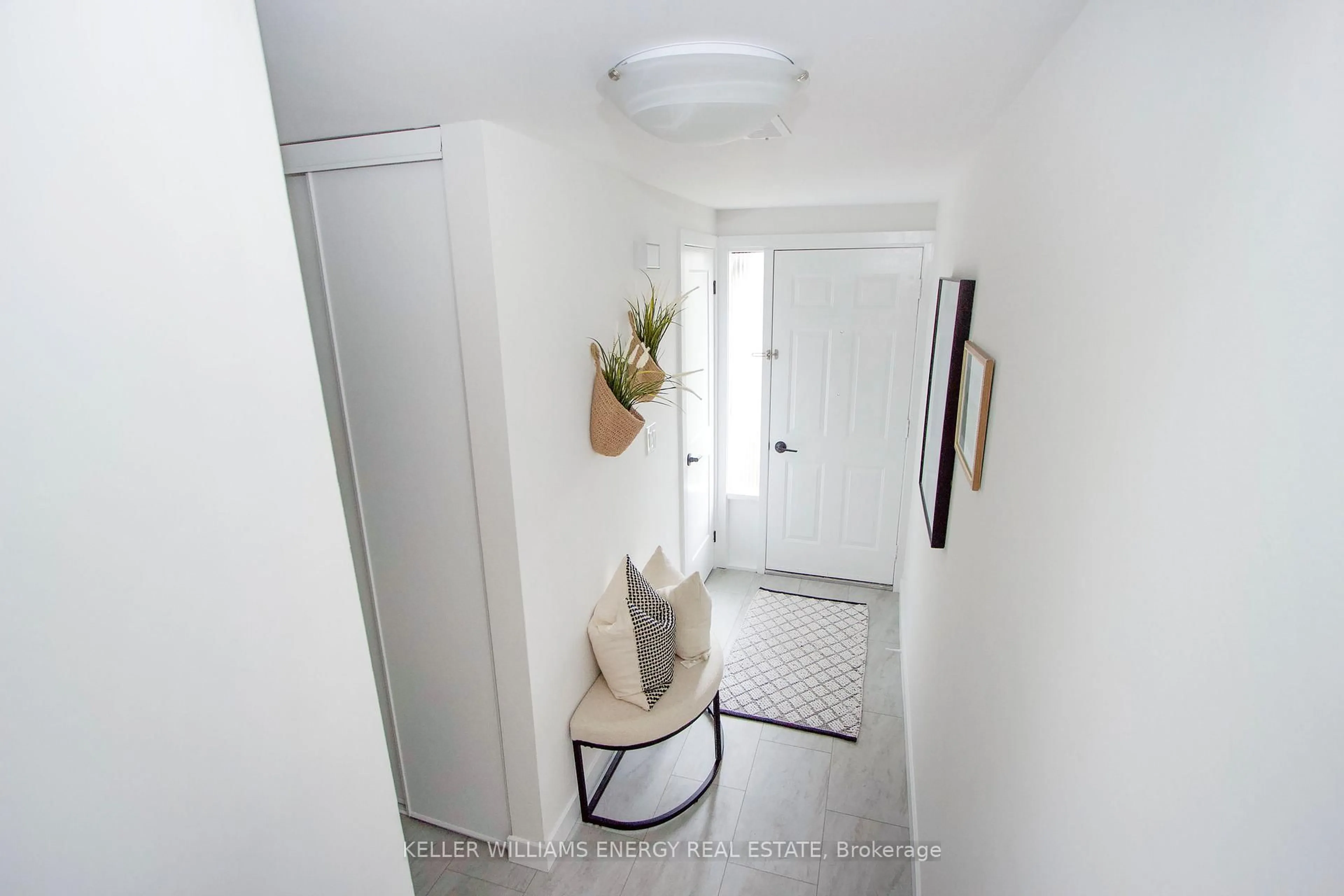 Indoor entryway for 1133 Ritson Rd #60, Oshawa Ontario L1G 7T3
