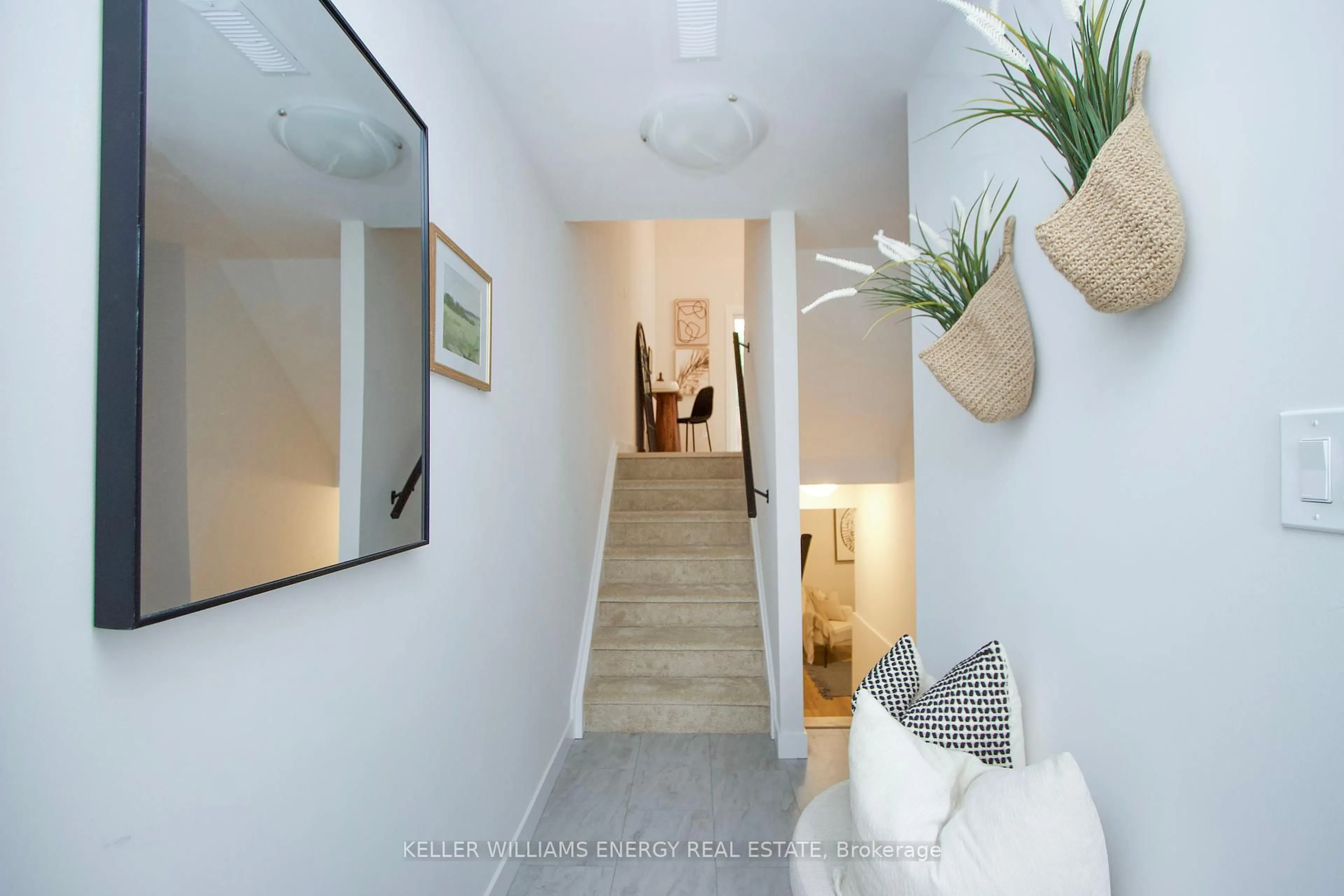 Indoor entryway for 1133 Ritson Rd #60, Oshawa Ontario L1G 7T3