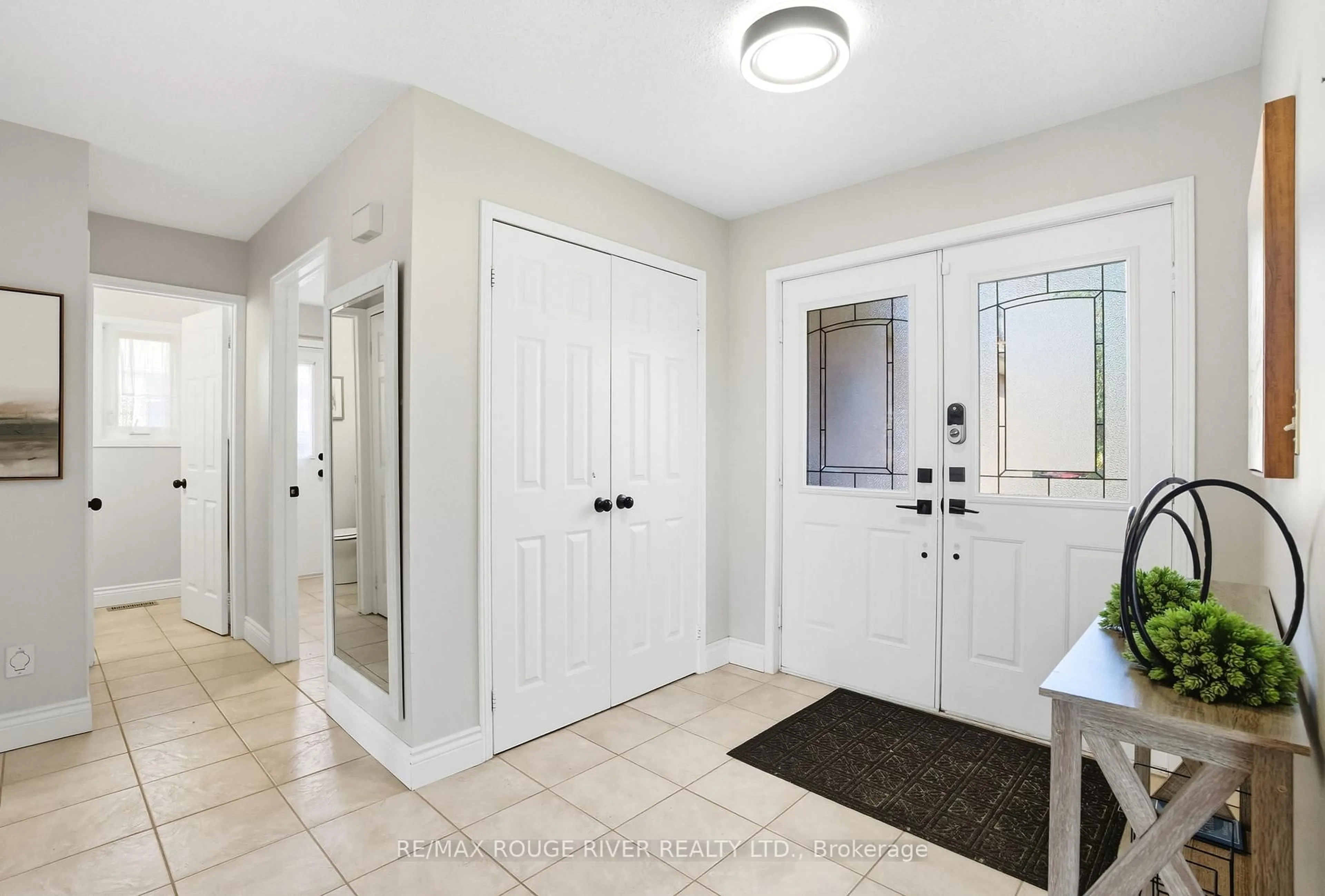 Indoor entryway for 38 Silverbirch Pl, Whitby Ontario L1R 1X6