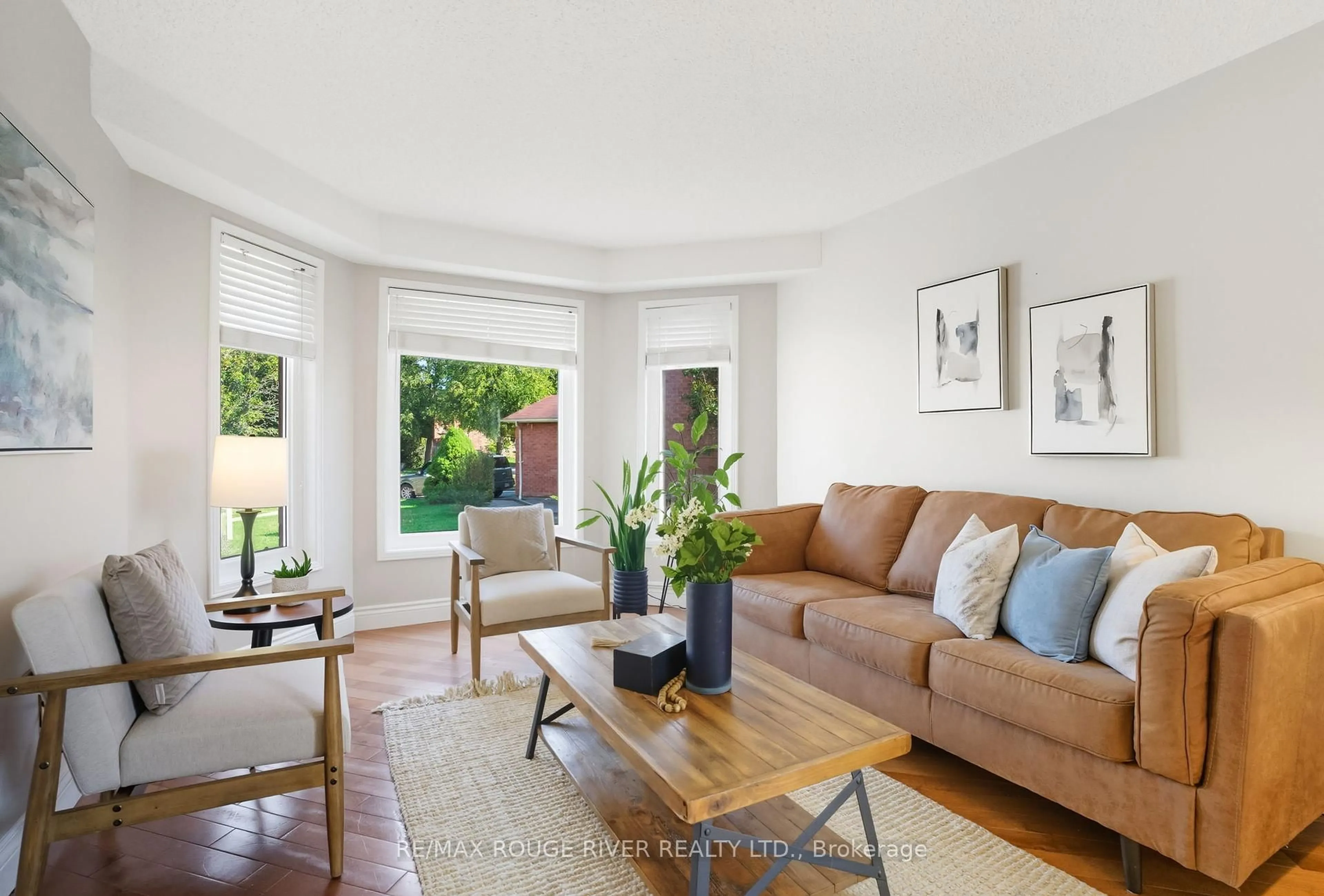 Living room with furniture, unknown for 38 Silverbirch Pl, Whitby Ontario L1R 1X6