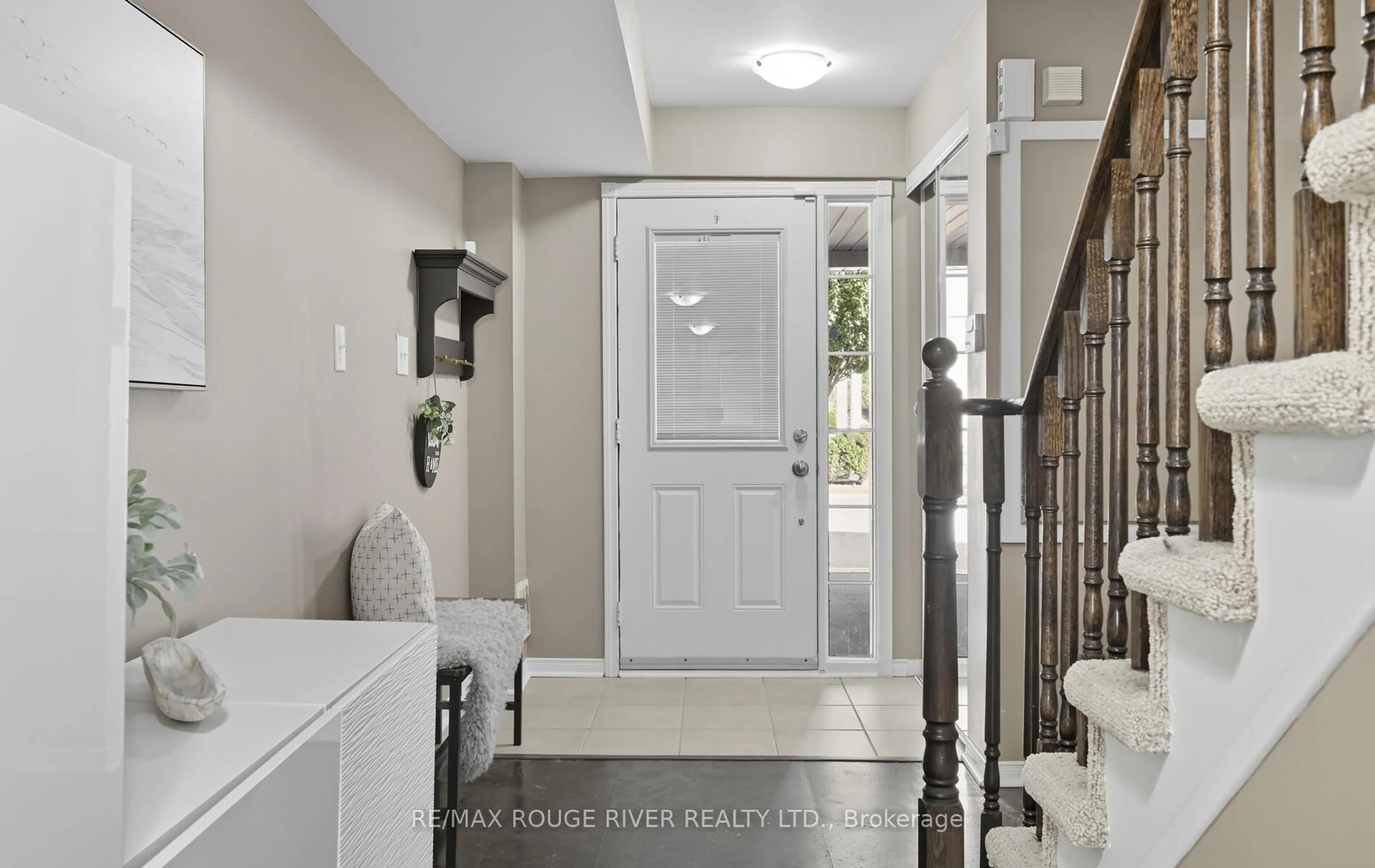 Indoor entryway for 1790 Finch Ave, Pickering Ontario L1V 0A1