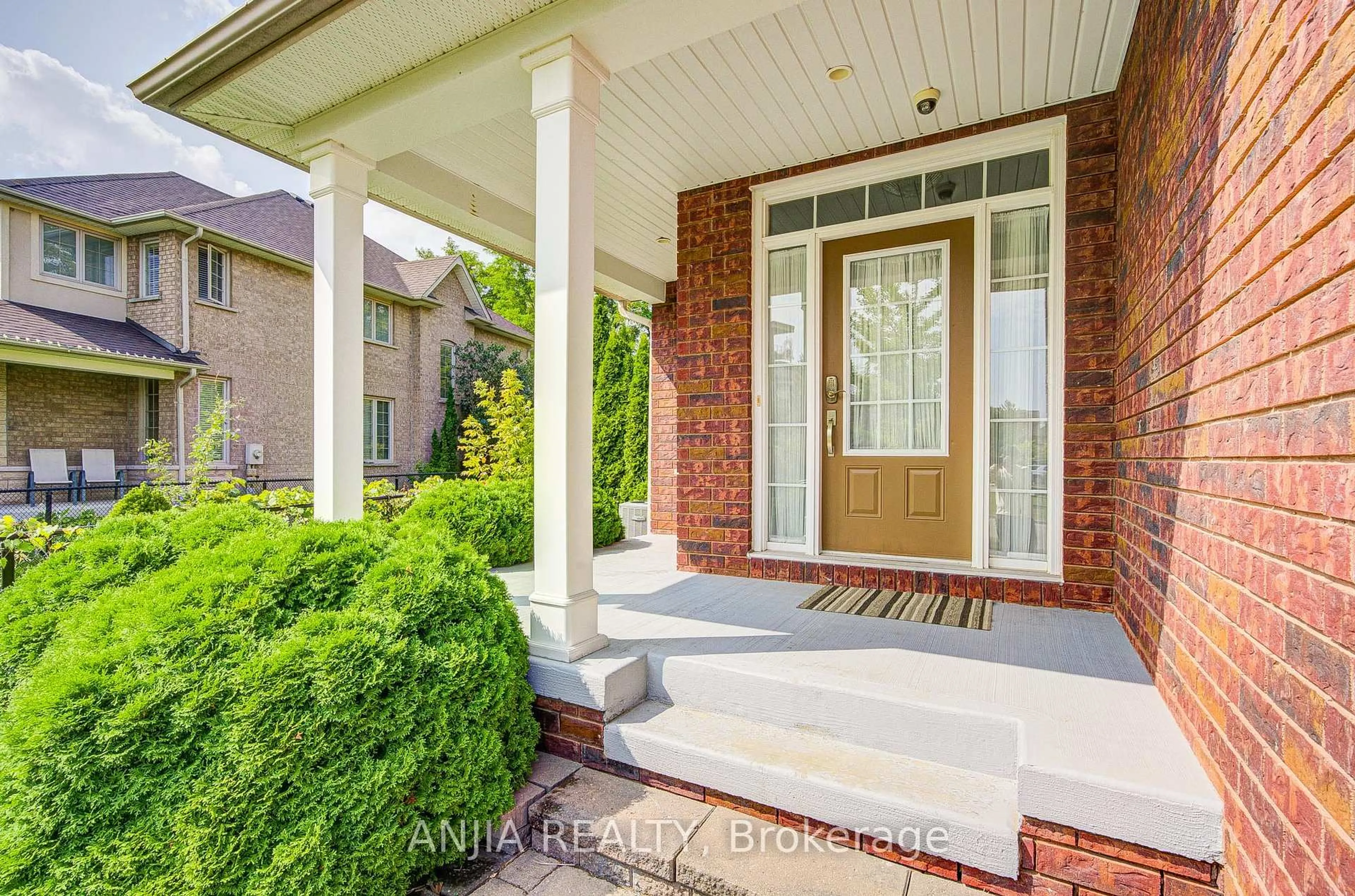 Indoor entryway for 10 Thistledown Cres, Whitby Ontario L1R 3P2