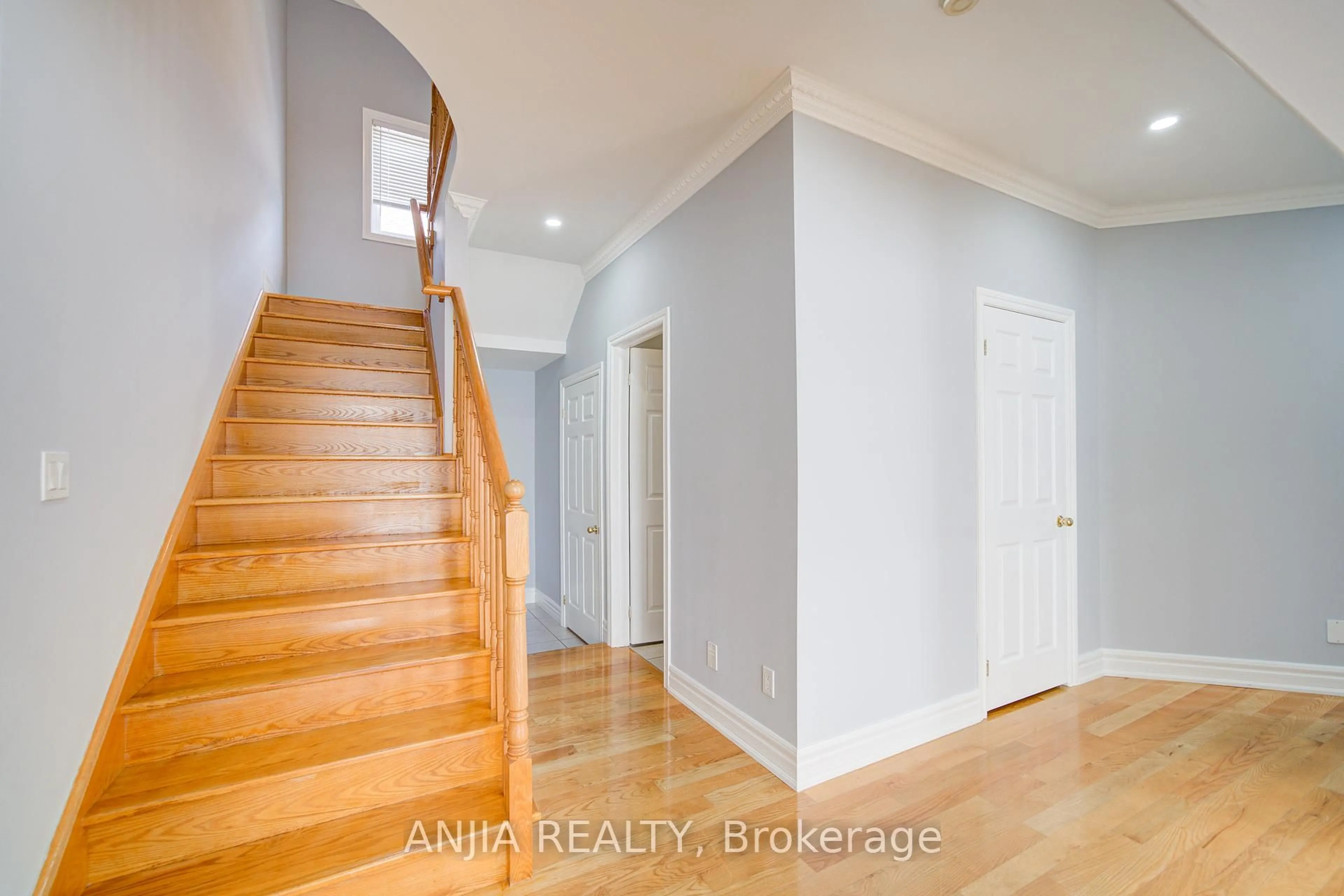 Indoor entryway for 10 Thistledown Cres, Whitby Ontario L1R 3P2