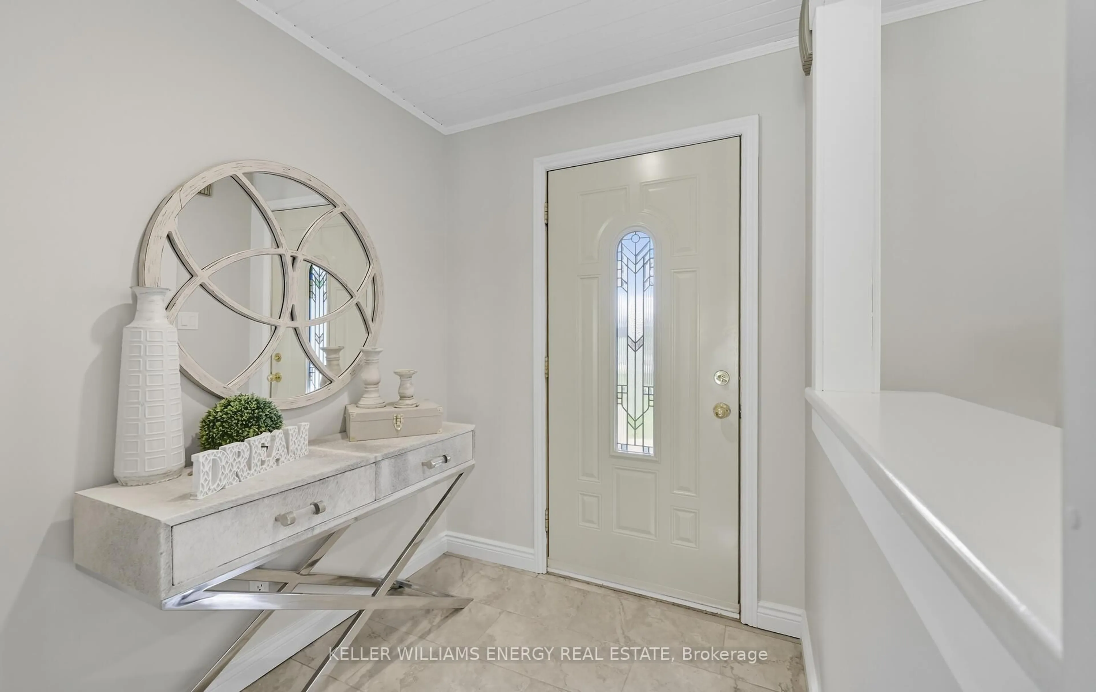 Indoor entryway for 20351 Highway 12, Scugog Ontario L0C 1B0