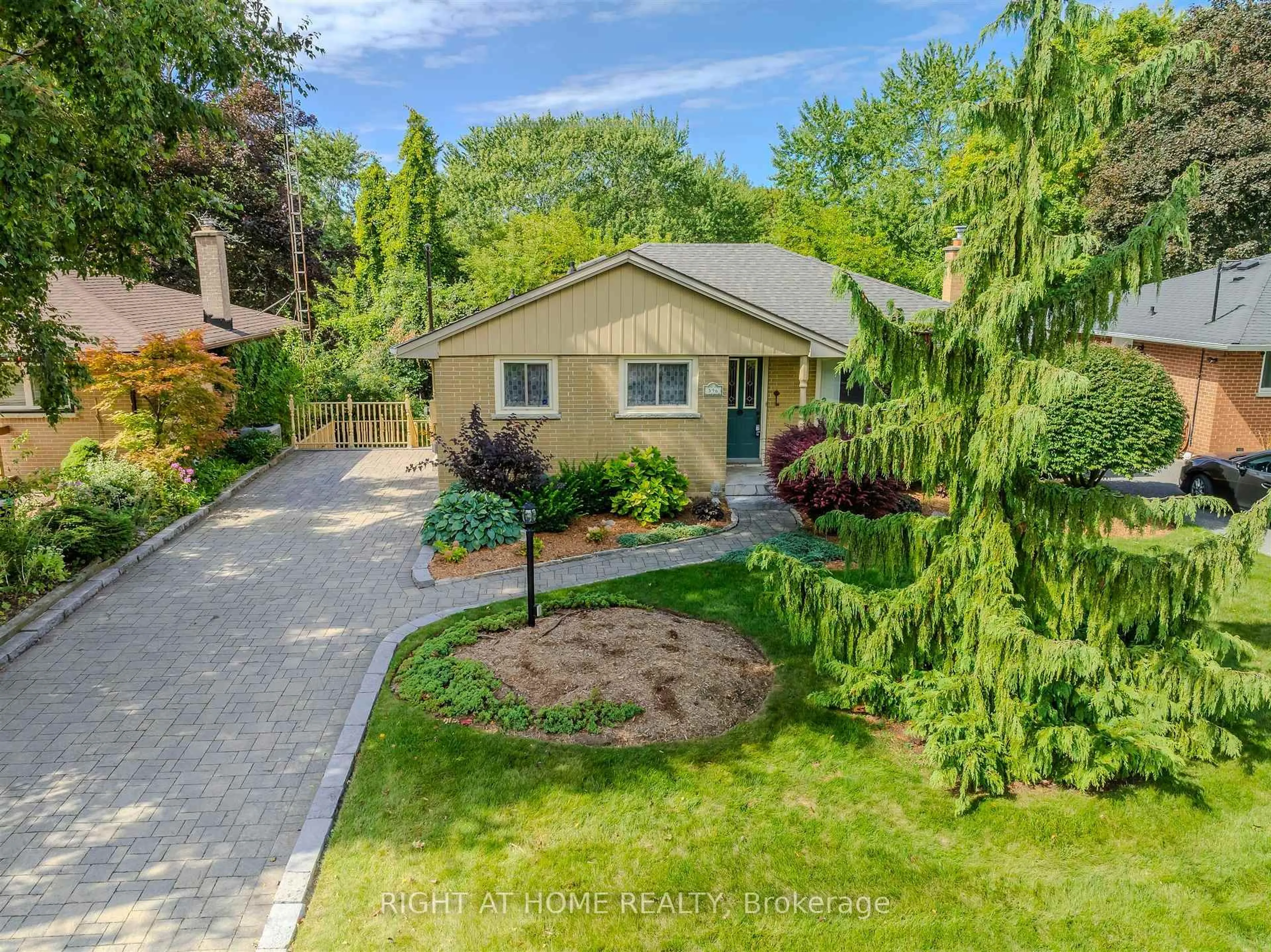 A pic from outside/outdoor area/front of a property/back of a property/a pic from drone, street for 596 Wychwood St, Oshawa Ontario L1G 2T3