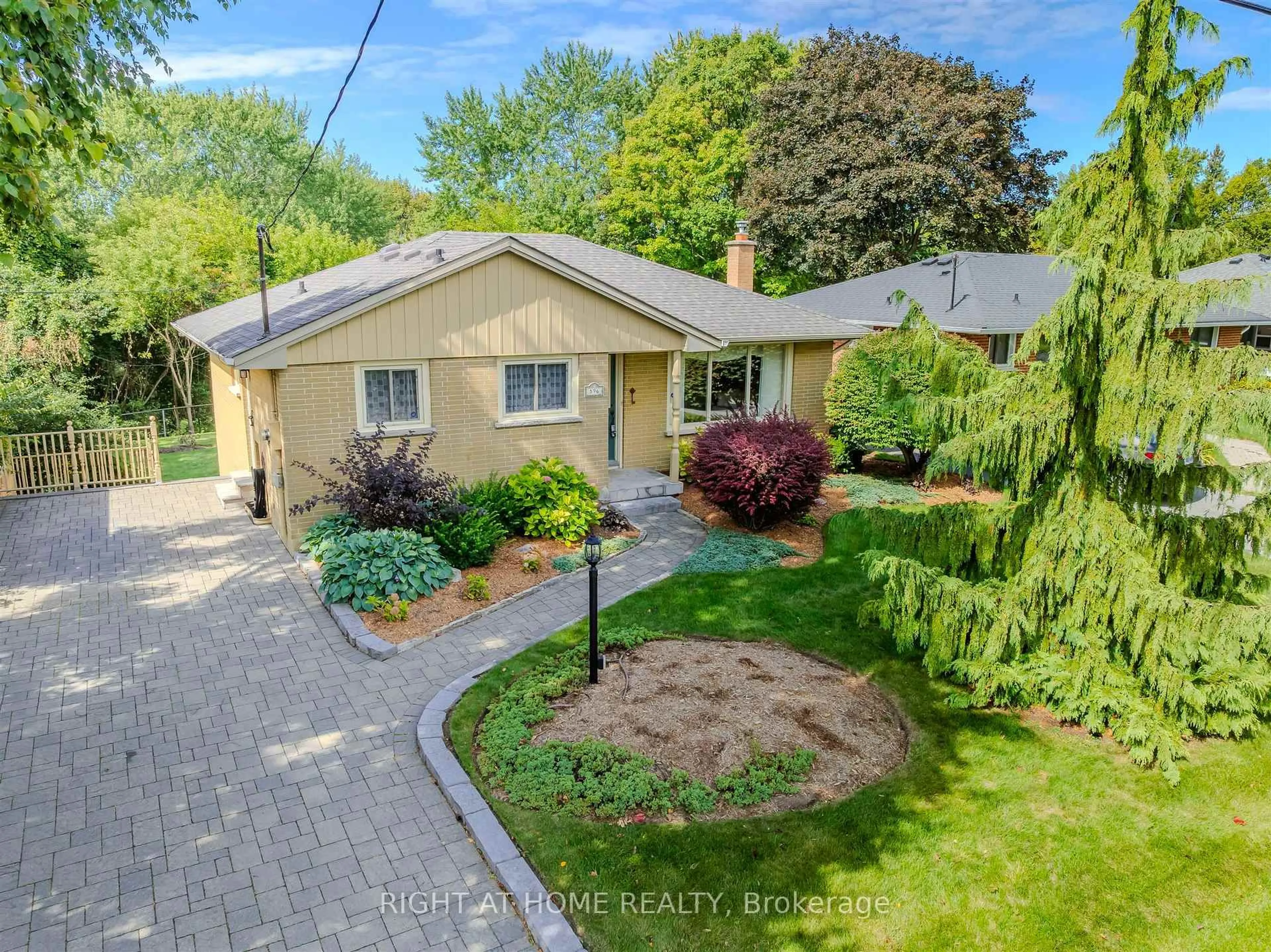 A pic from outside/outdoor area/front of a property/back of a property/a pic from drone, street for 596 Wychwood St, Oshawa Ontario L1G 2T3