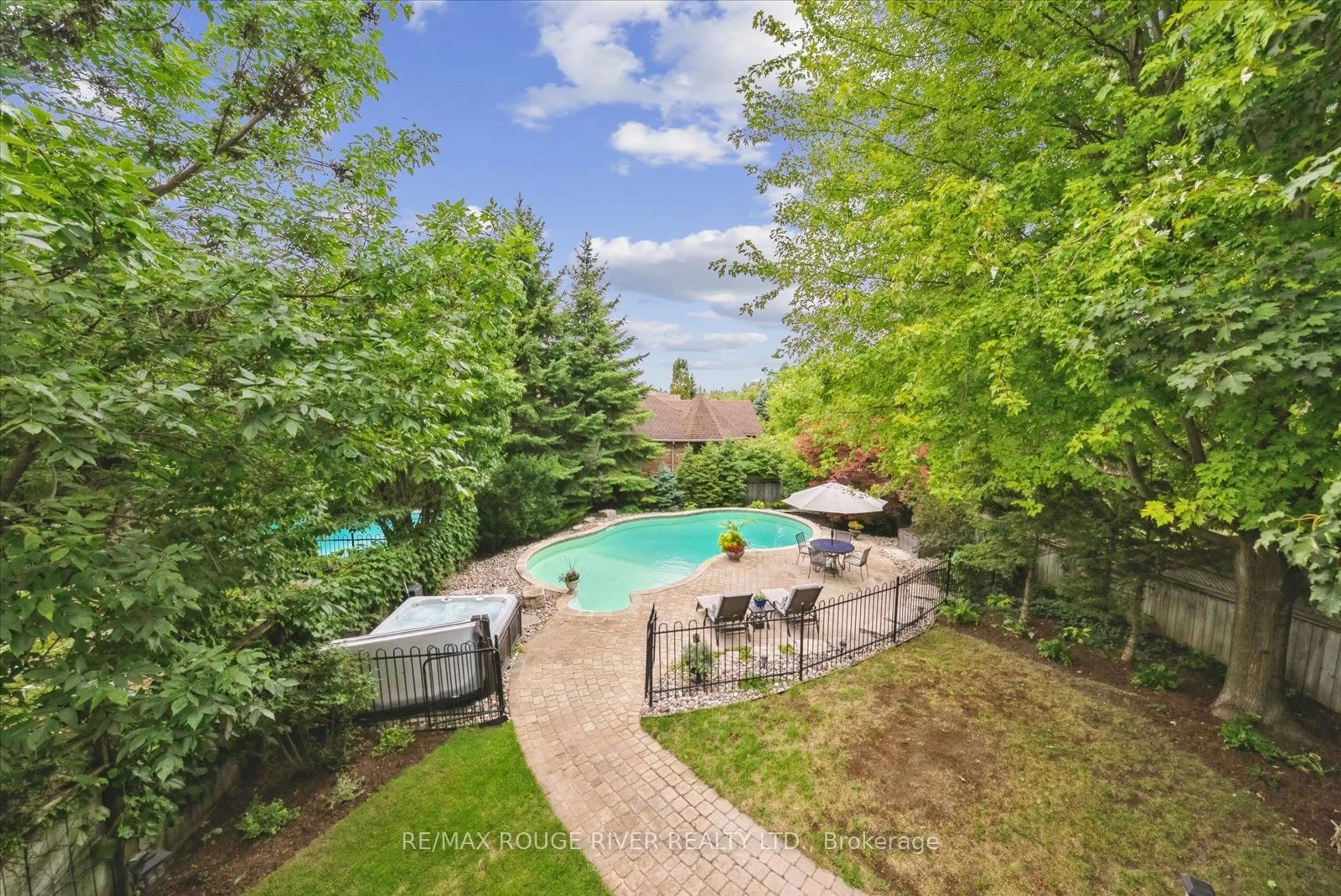 Pool for 19 Gilchrist Crt, Whitby Ontario L1R 2P3