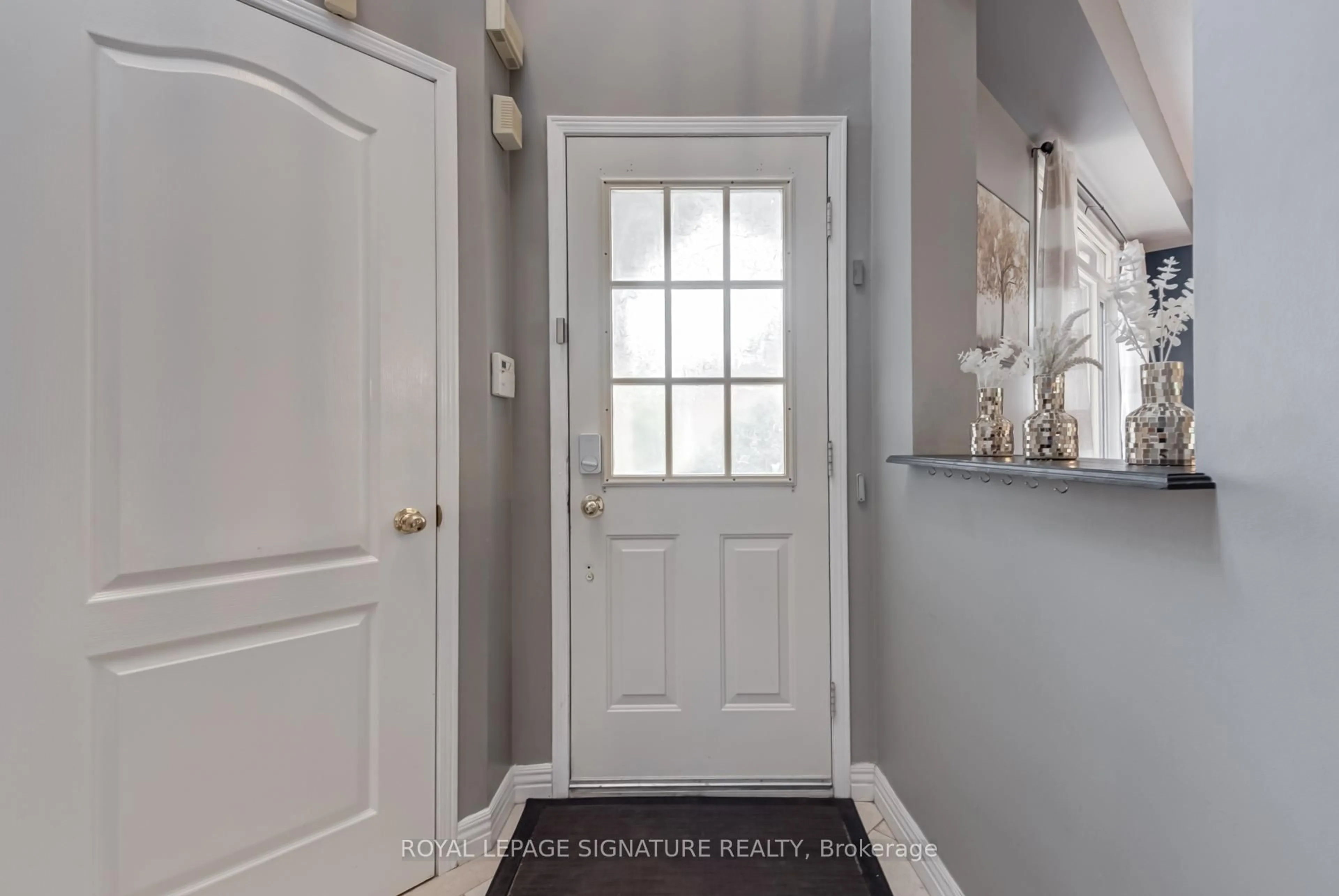 Indoor entryway for 112 Secord St, Pickering Ontario L1V 6V6
