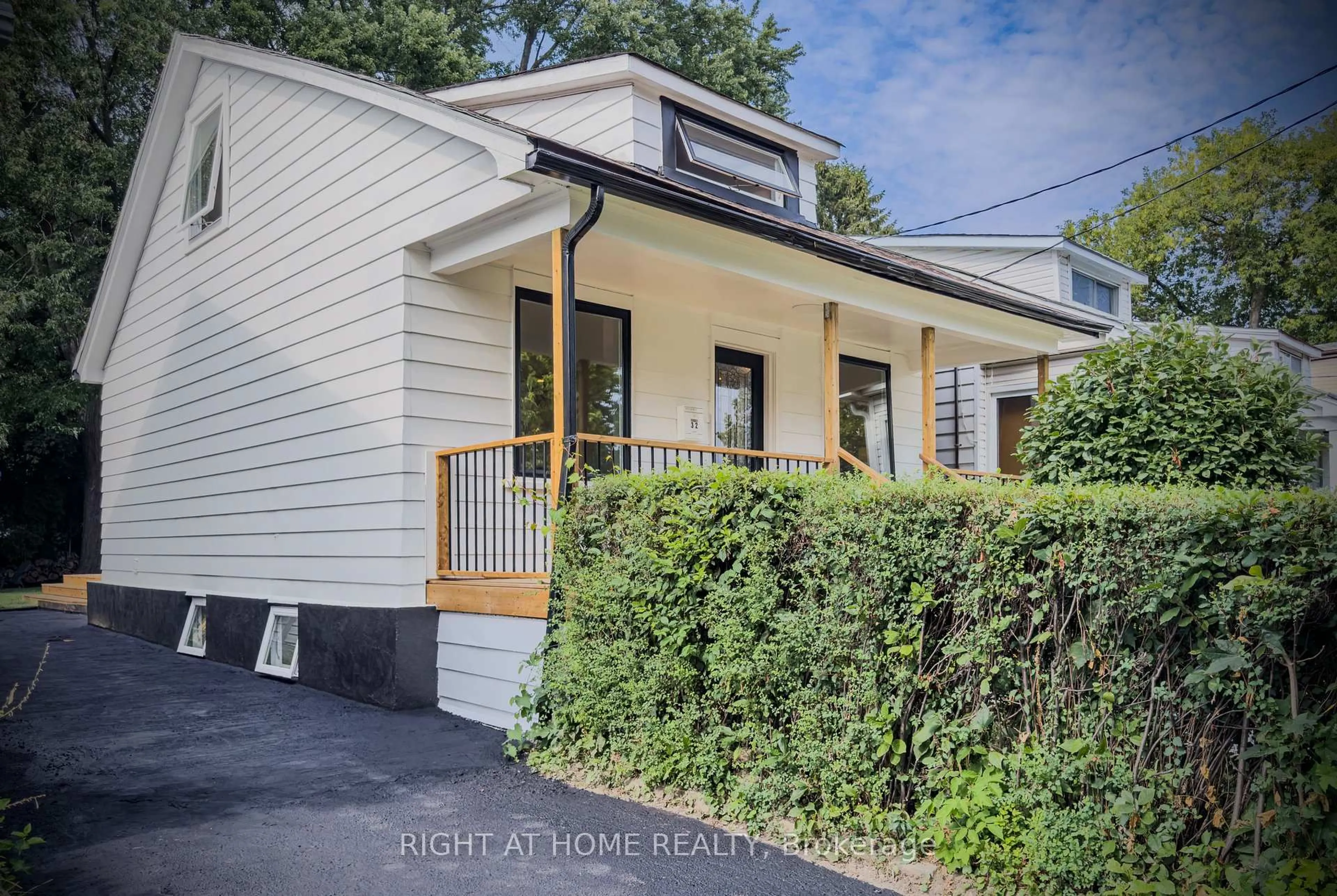 Home with vinyl exterior material, street for 32 Brenton St, Toronto Ontario M4B 1C9
