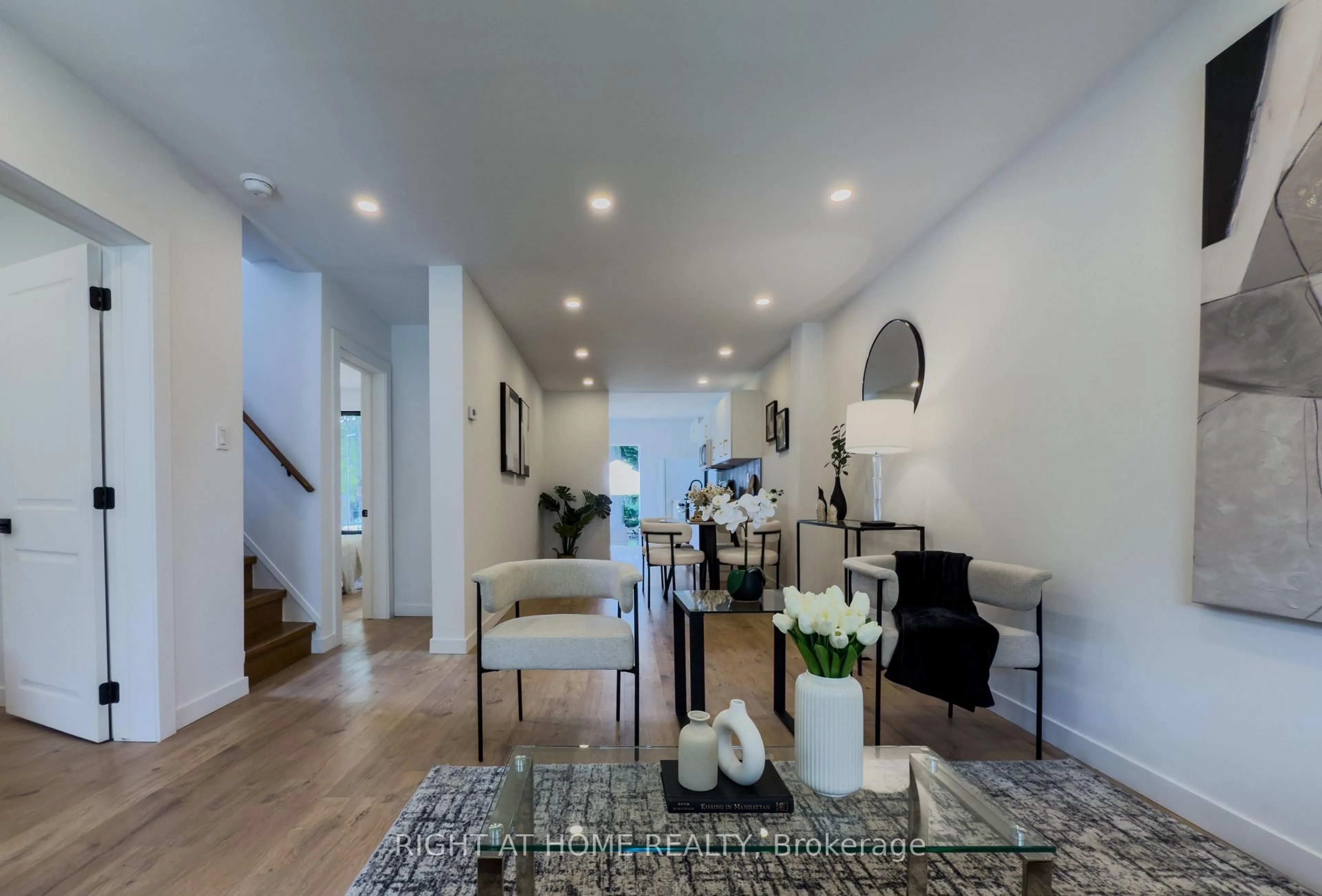 Unknown for 32 Brenton St, Toronto Ontario M4B 1C9