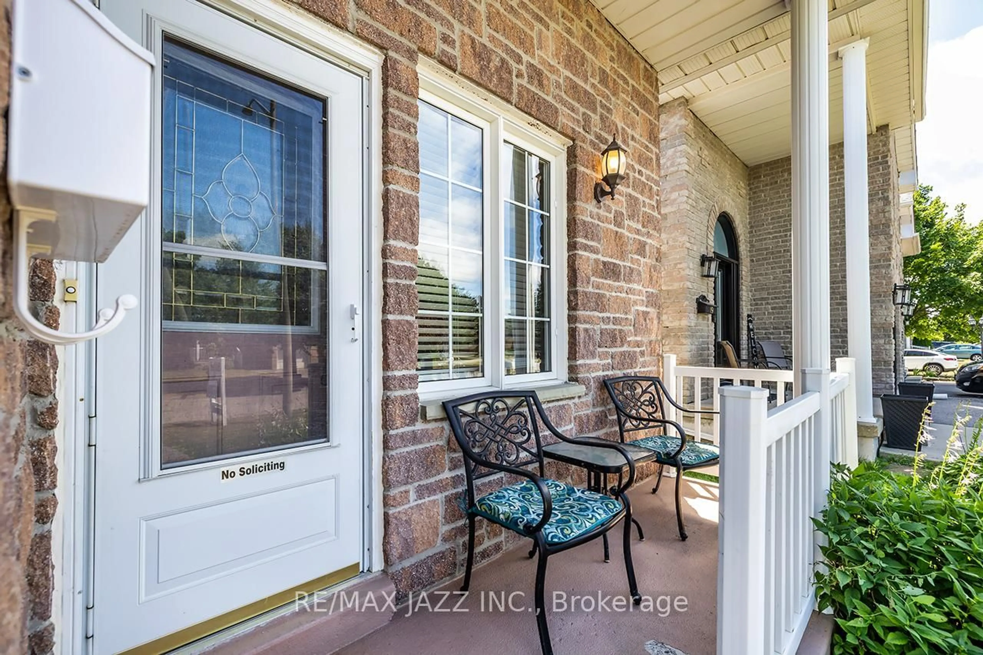 Indoor entryway for 15 Daiseyfield Ave, Clarington Ontario L1E 3E8