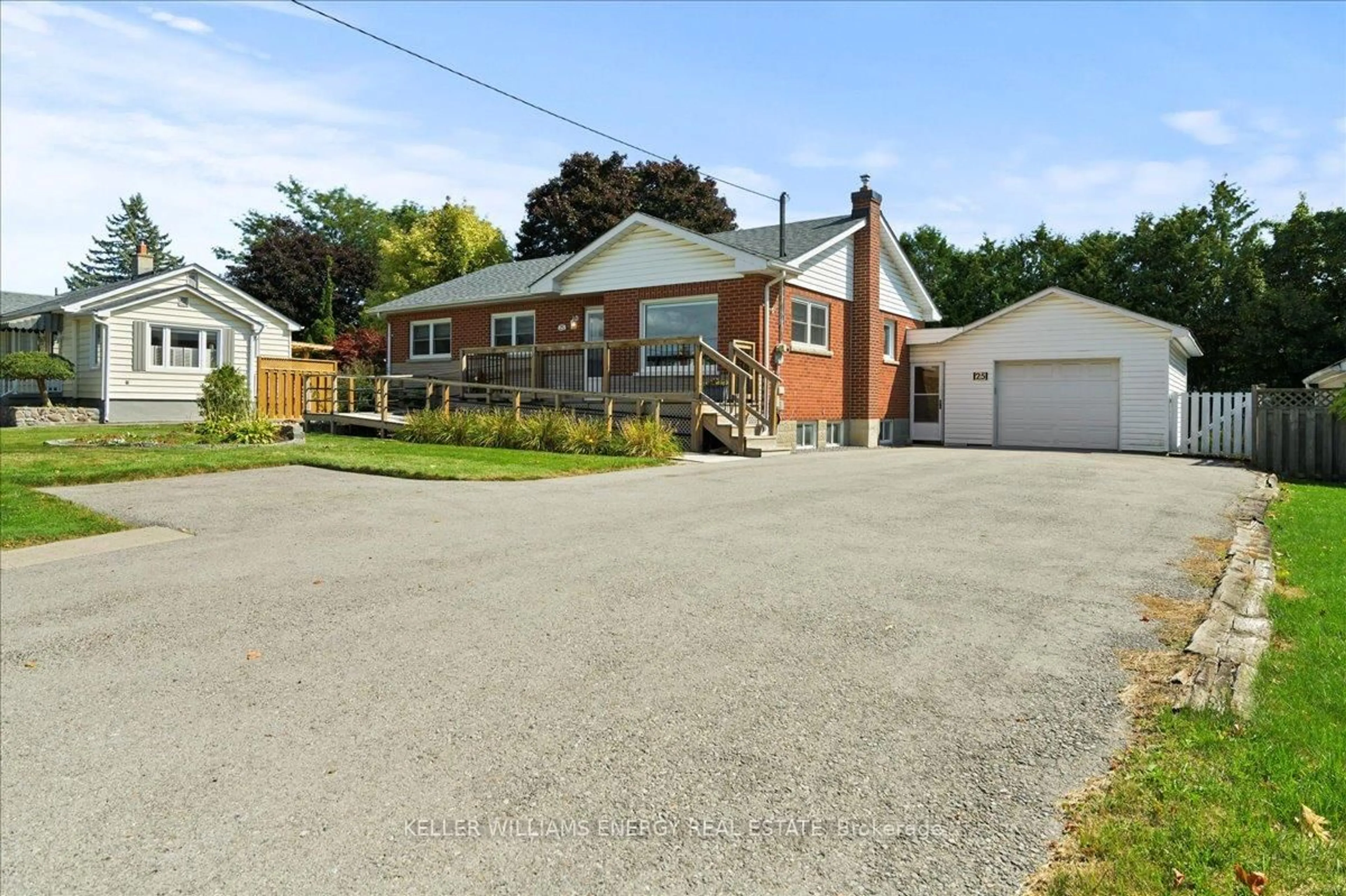 A pic from outside/outdoor area/front of a property/back of a property/a pic from drone, street for 25 Concession St, Clarington Ontario L1C 1Y2