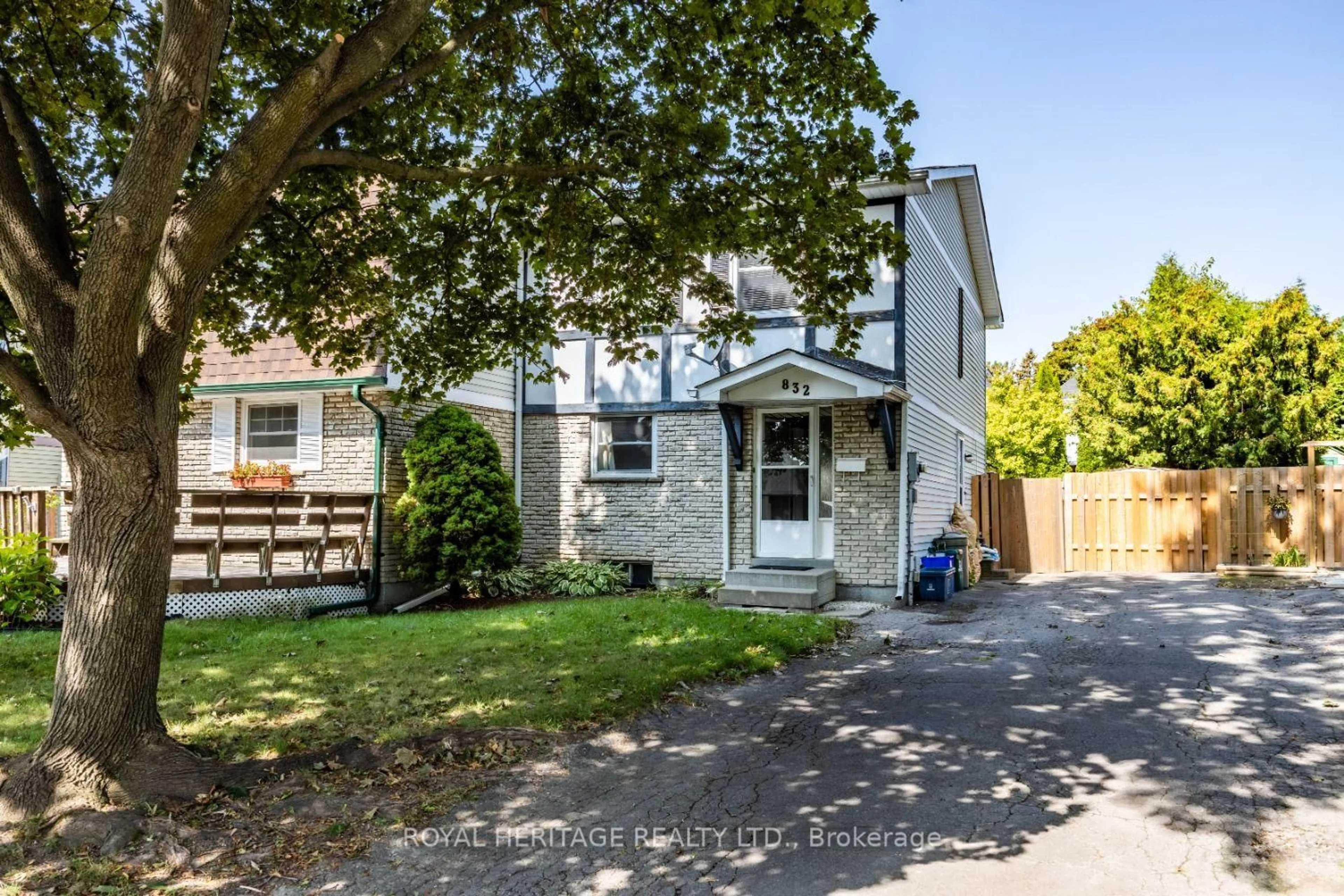 A pic from outside/outdoor area/front of a property/back of a property/a pic from drone, street for 832 Gentry Cres, Oshawa Ontario L1K 1L8