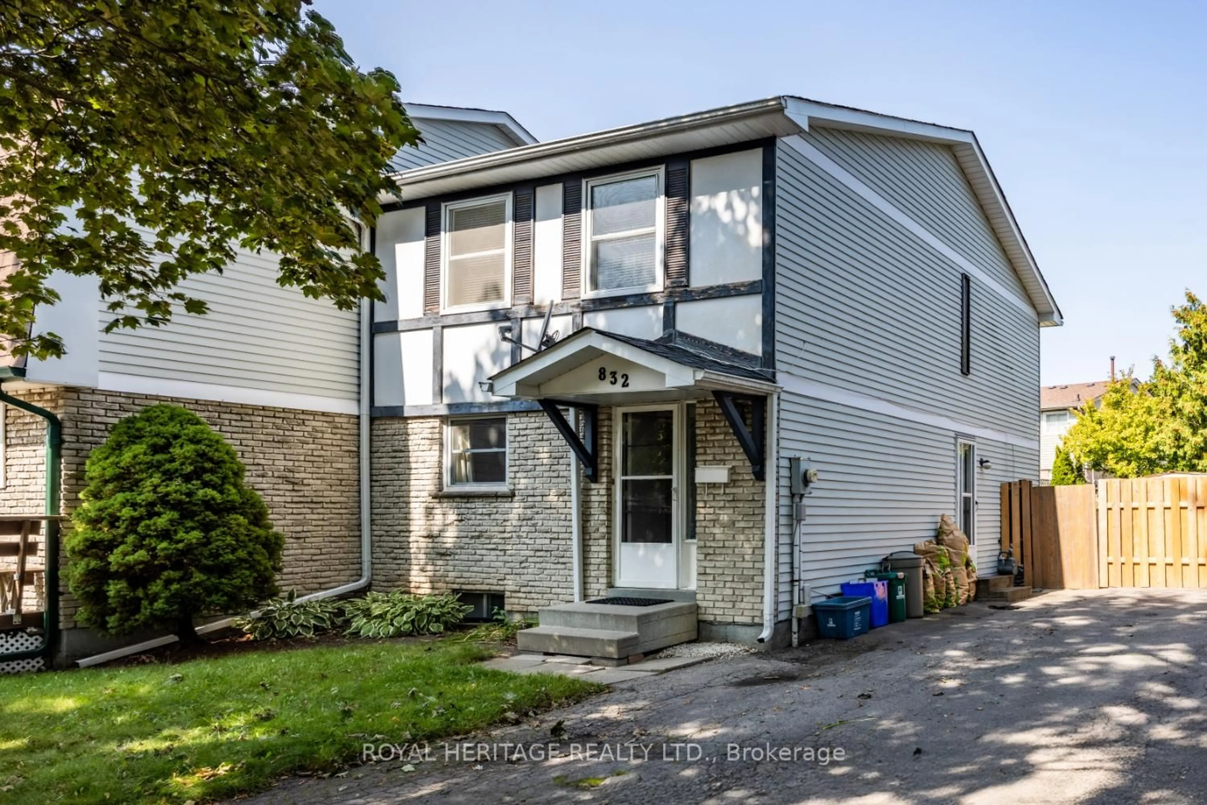 Home with vinyl exterior material, street for 832 Gentry Cres, Oshawa Ontario L1K 1L8
