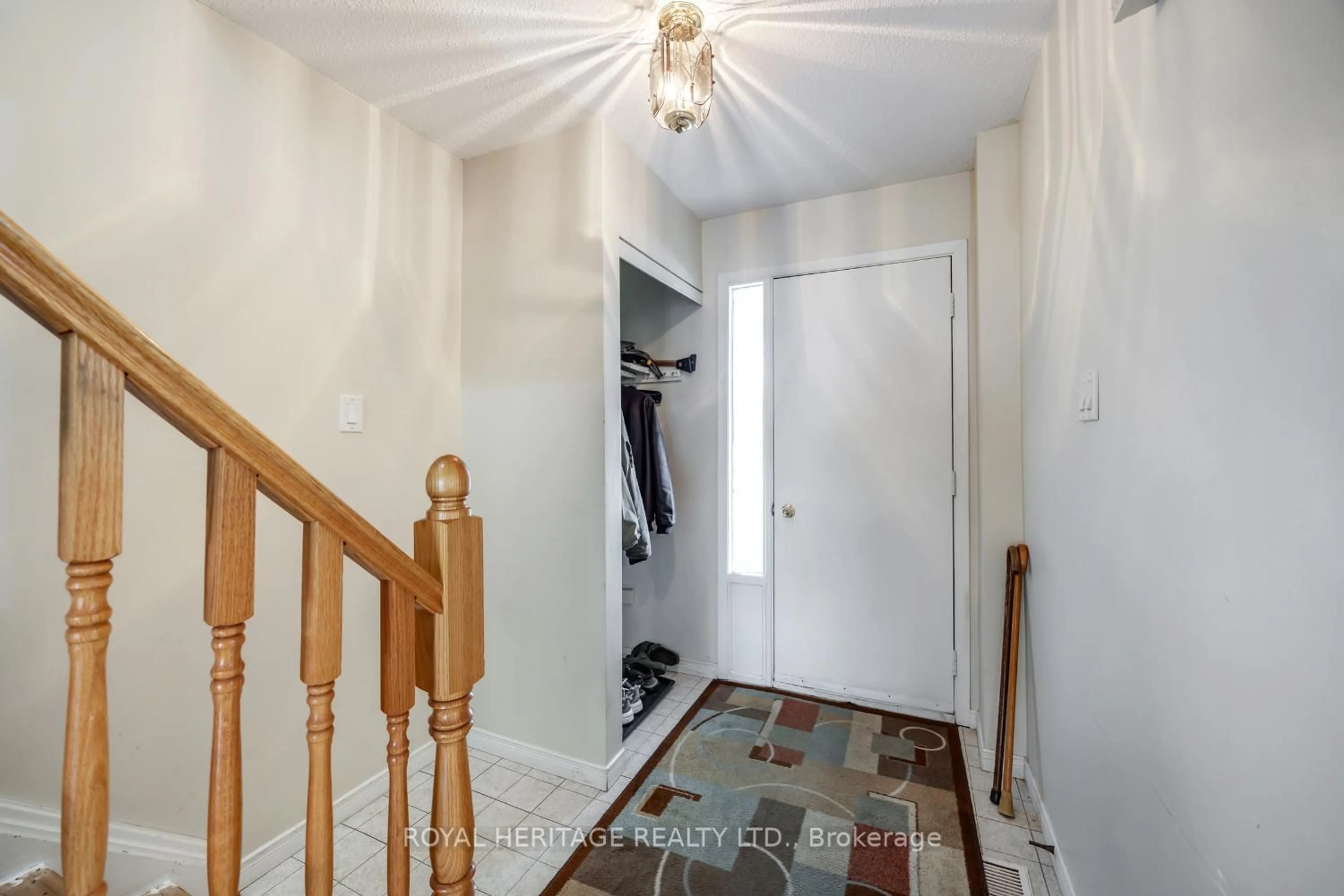 Indoor entryway for 832 Gentry Cres, Oshawa Ontario L1K 1L8