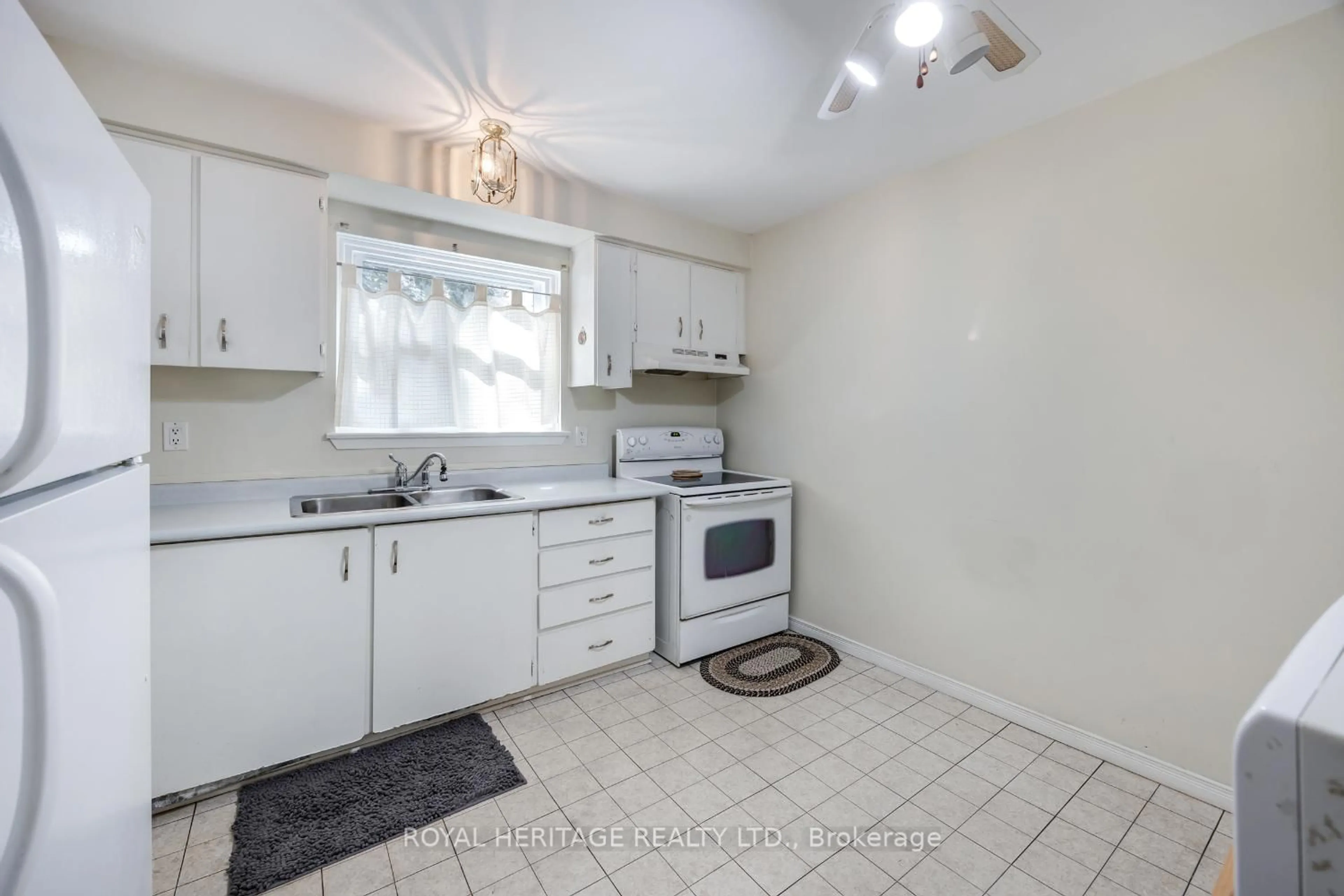 Standard kitchen, unknown for 832 Gentry Cres, Oshawa Ontario L1K 1L8