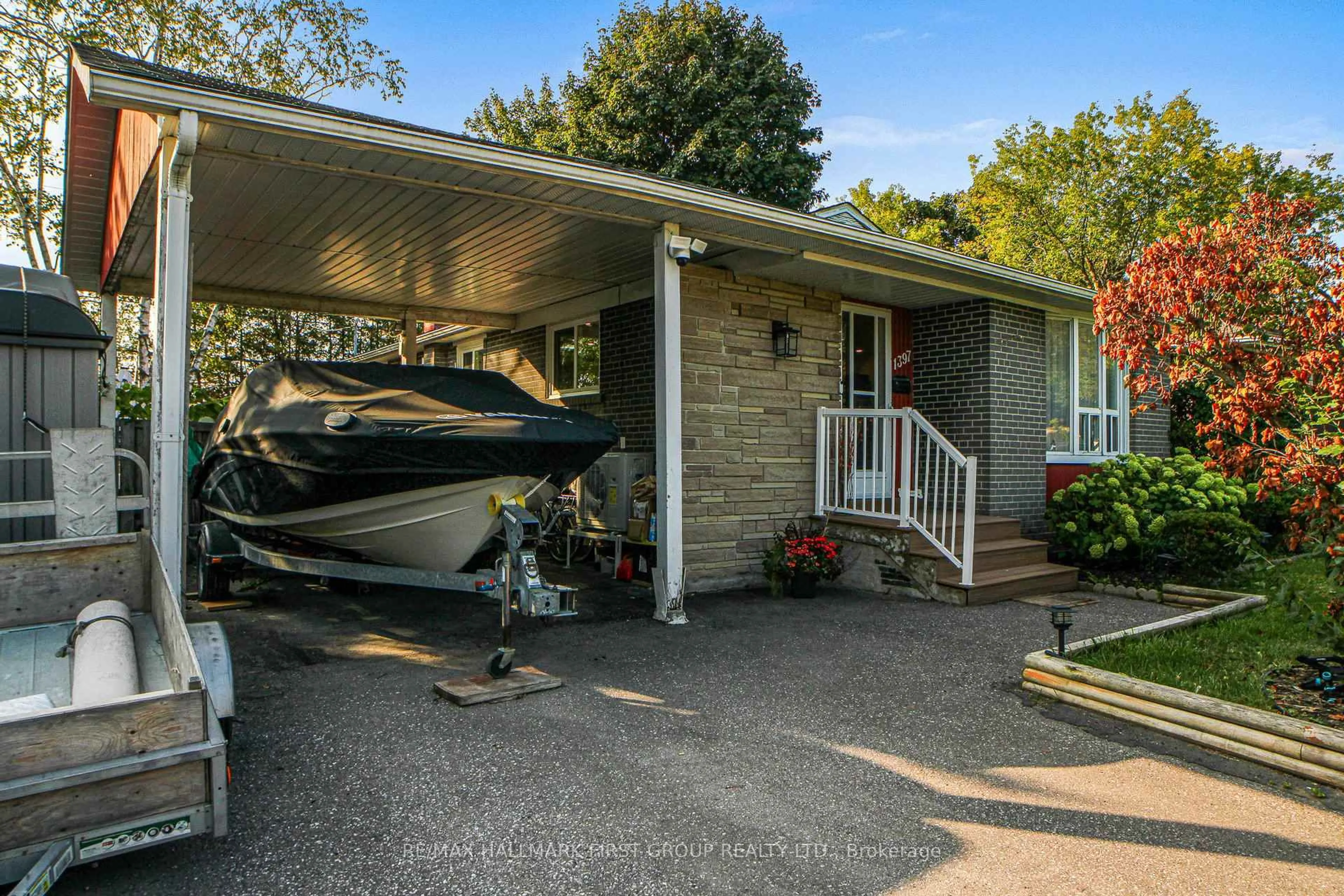Indoor garage for 1397 Fordon Ave, Pickering Ontario L1W 1K1