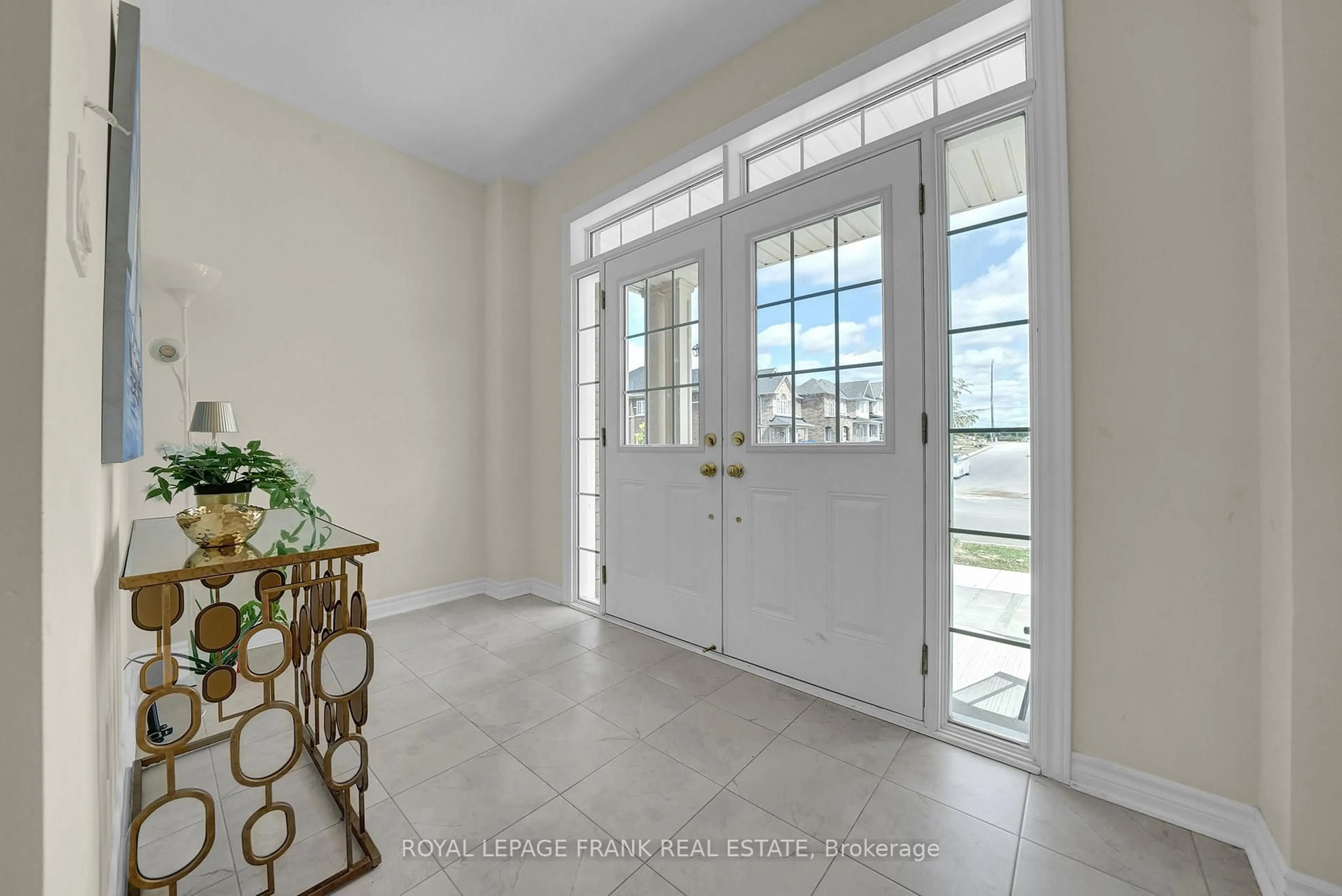 Indoor entryway for 1884 Fosterbrook St, Oshawa Ontario L1K 3G5