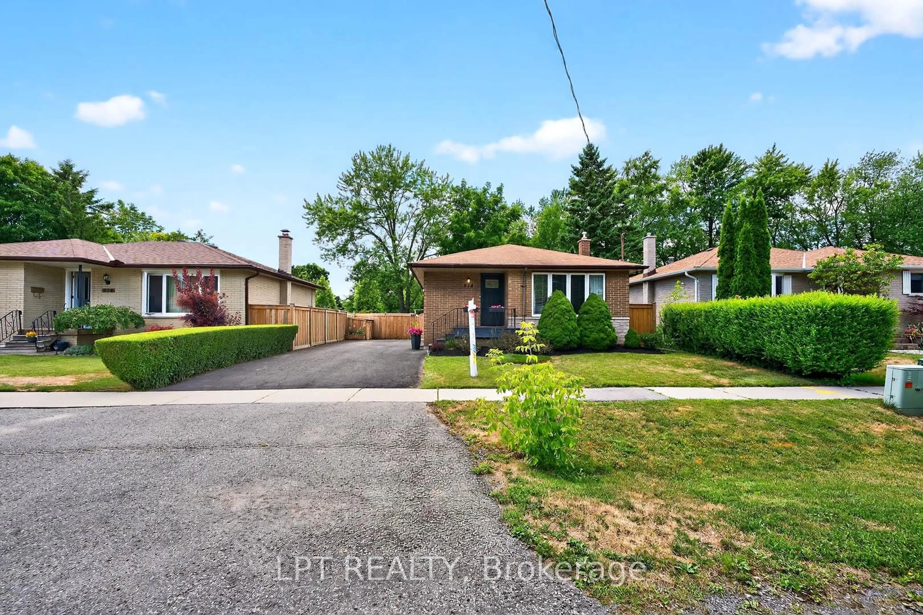 A pic from outside/outdoor area/front of a property/back of a property/a pic from drone, street for 918 Walton Blvd, Whitby Ontario L1N 3G5