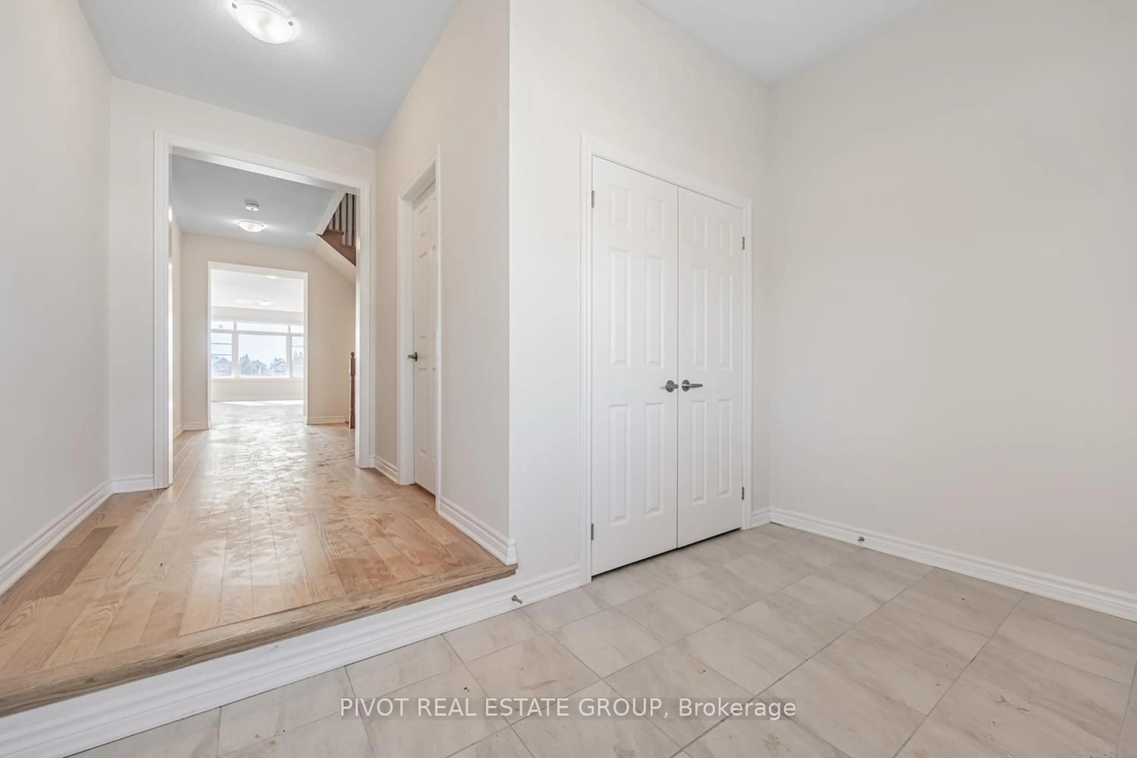 Indoor entryway for 32 Waterfront Cres, Whitby Ontario L1N 0M9