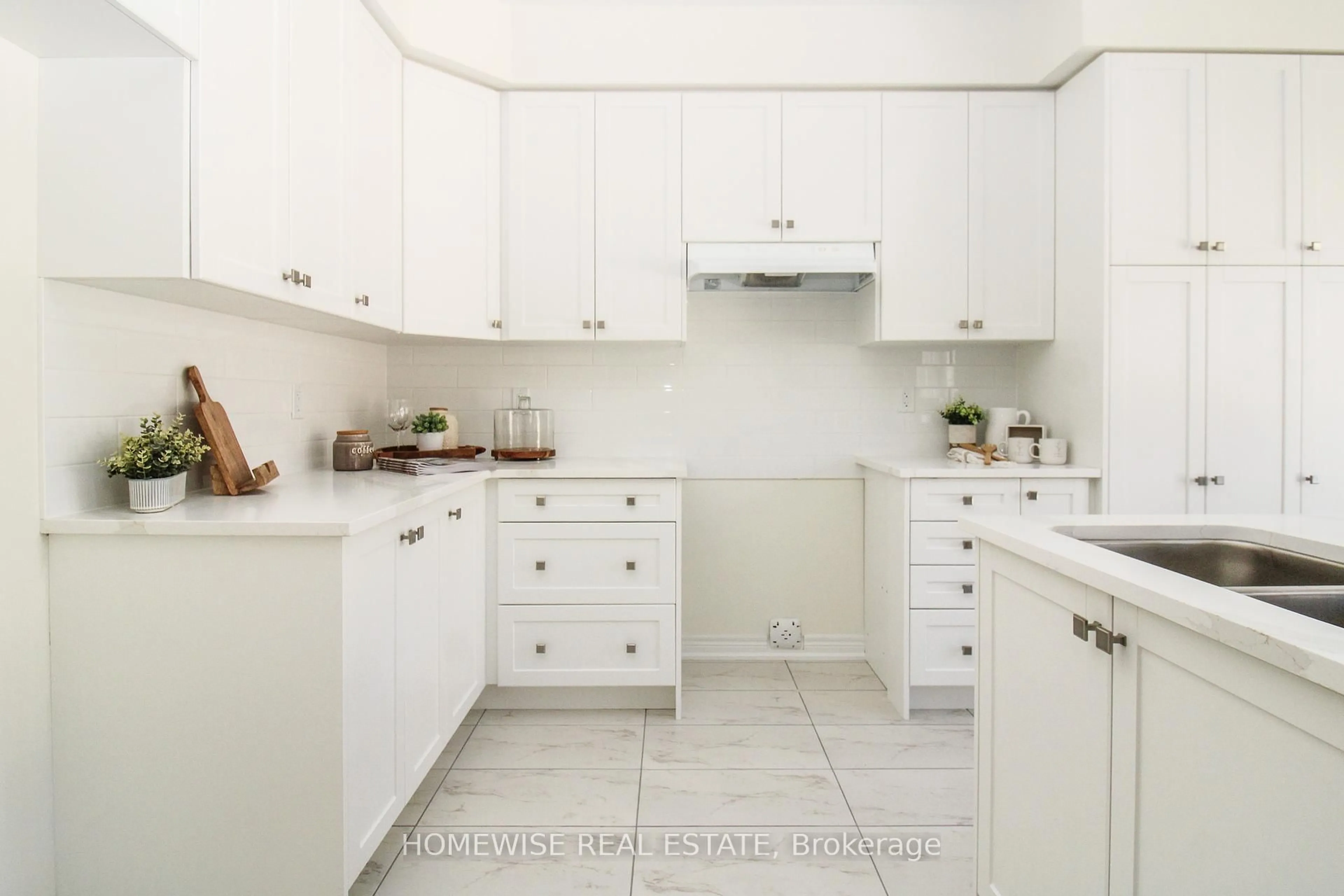 Standard kitchen, ceramic/tile floor for 183 Ash St, Scugog Ontario L9L 0B1
