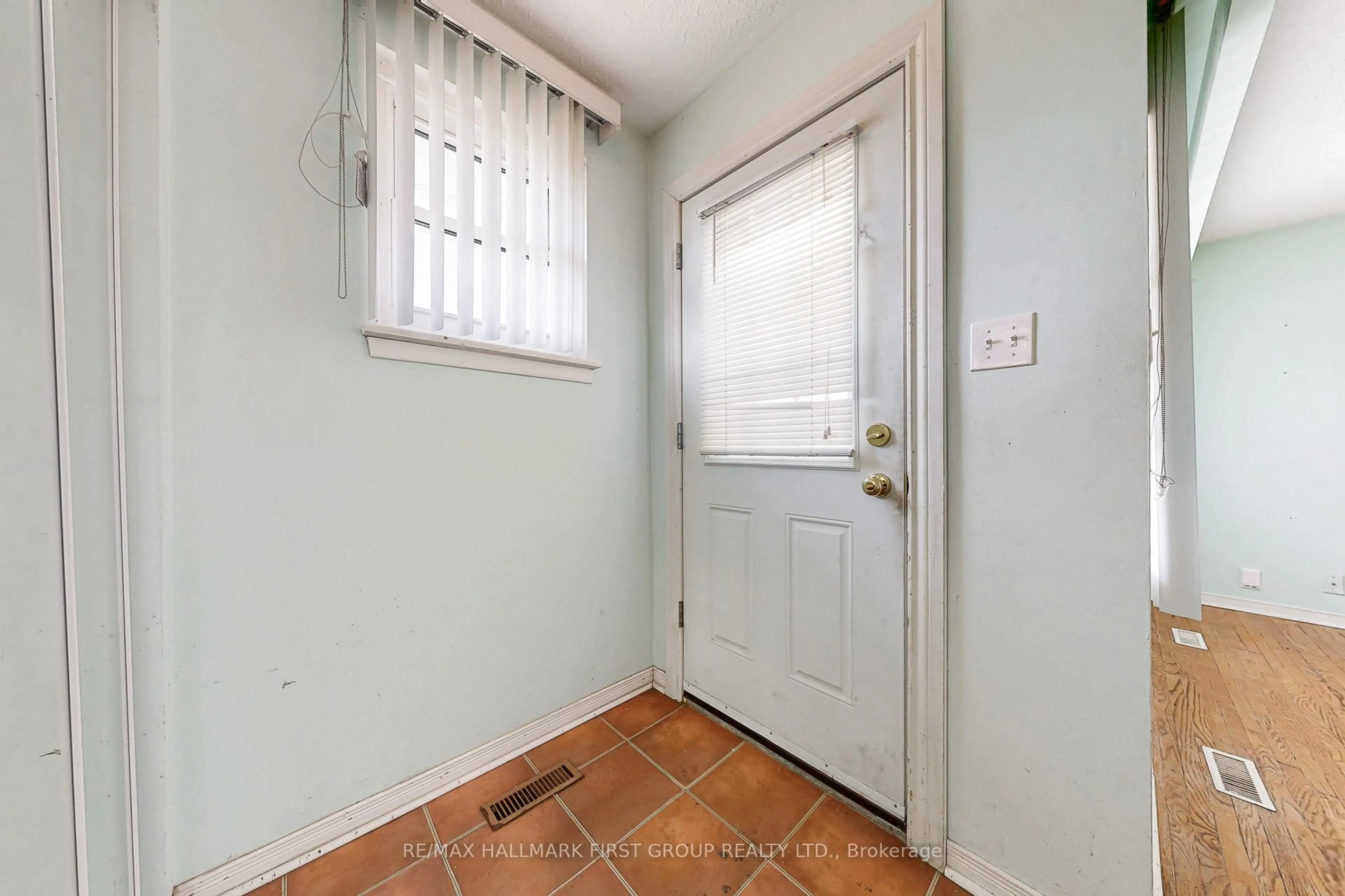 Indoor entryway for 1119 Valley Crt, Oshawa Ontario L1J 3M4