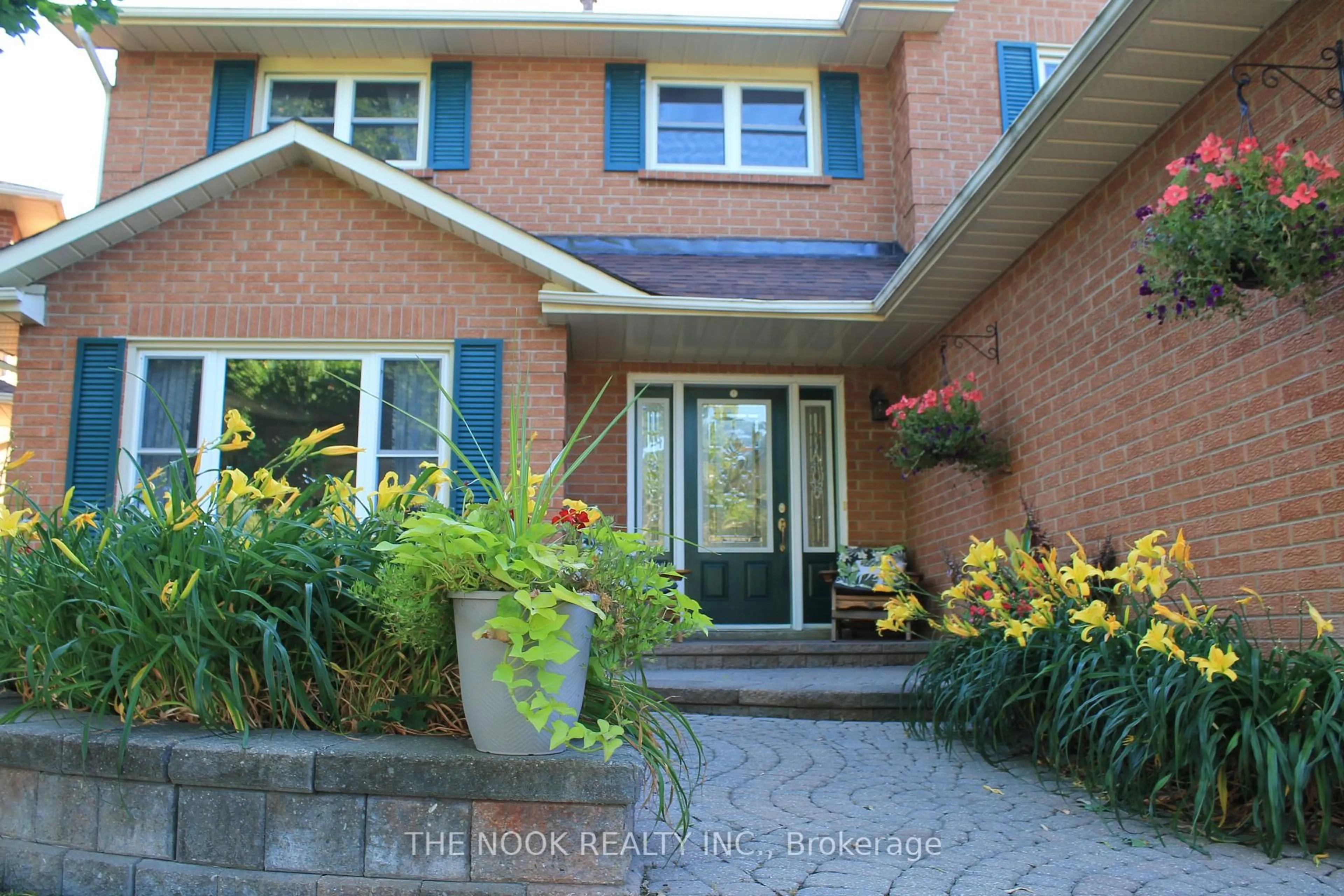 Home with brick exterior material, street for 42 Robinson Cres, Whitby Ontario L1N 6W5
