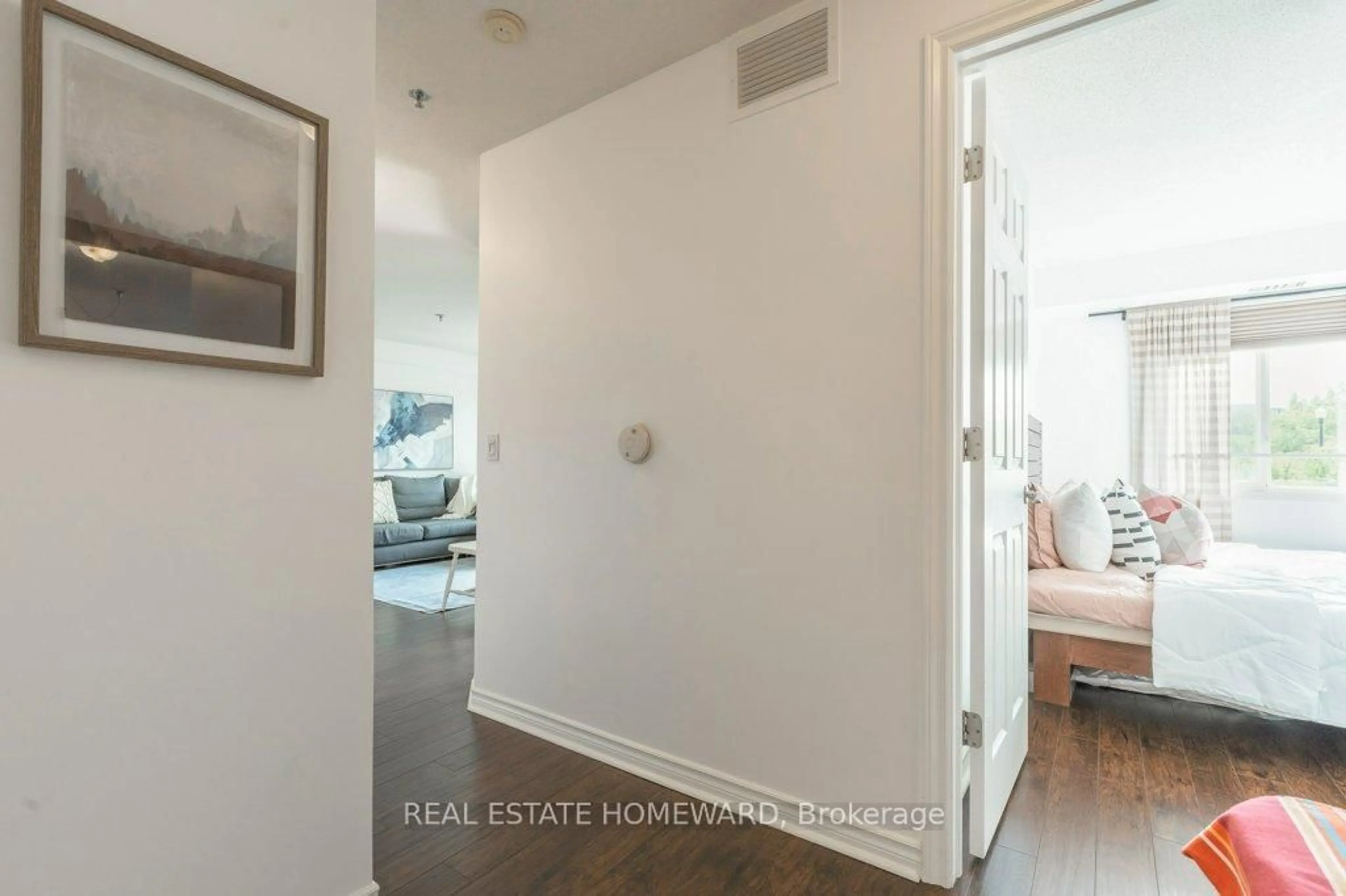 Indoor entryway for 684 Warden Ave #302, Toronto Ontario M1L 4W4