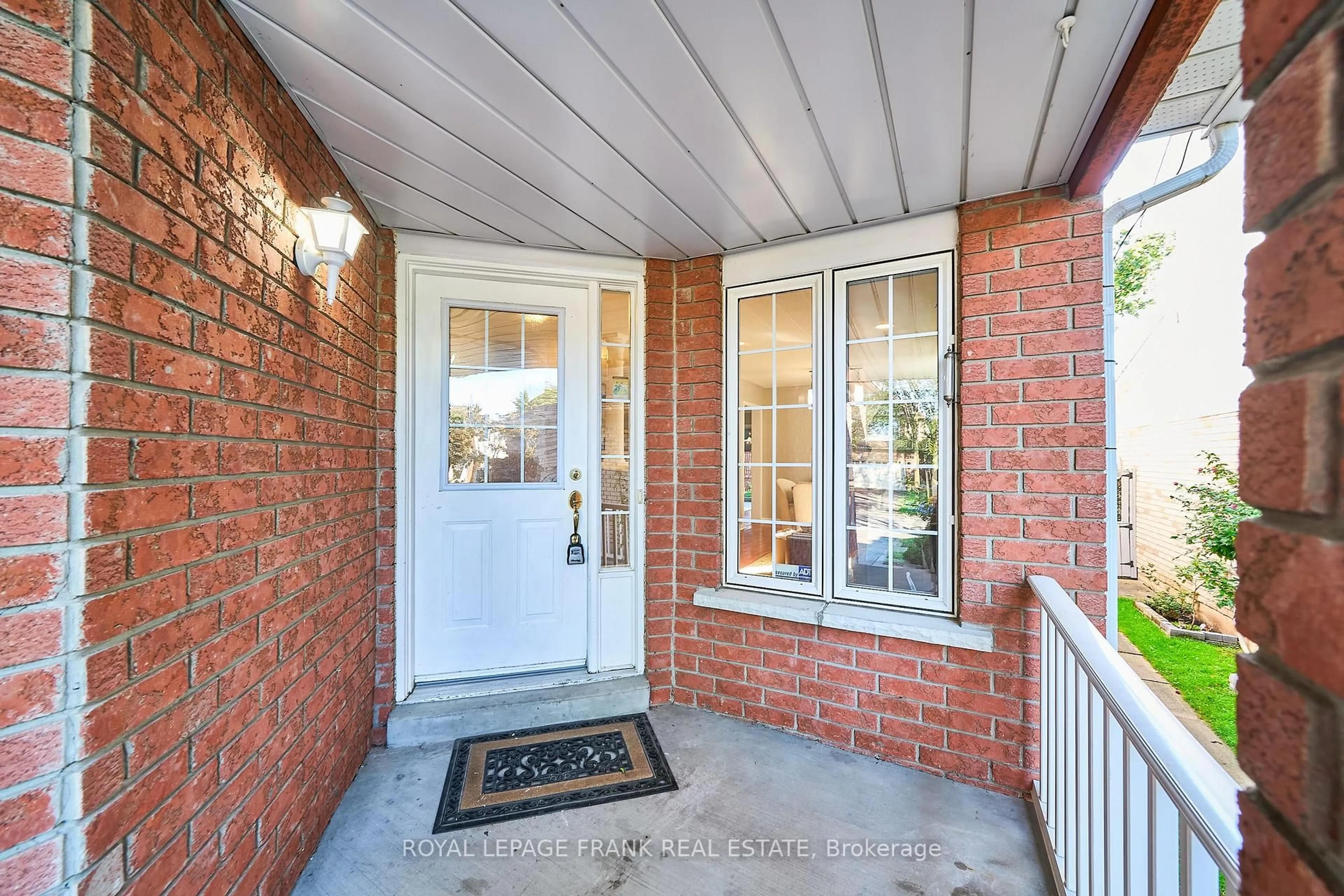 Indoor entryway for 113 Bach Ave, Whitby Ontario L1R 2P8