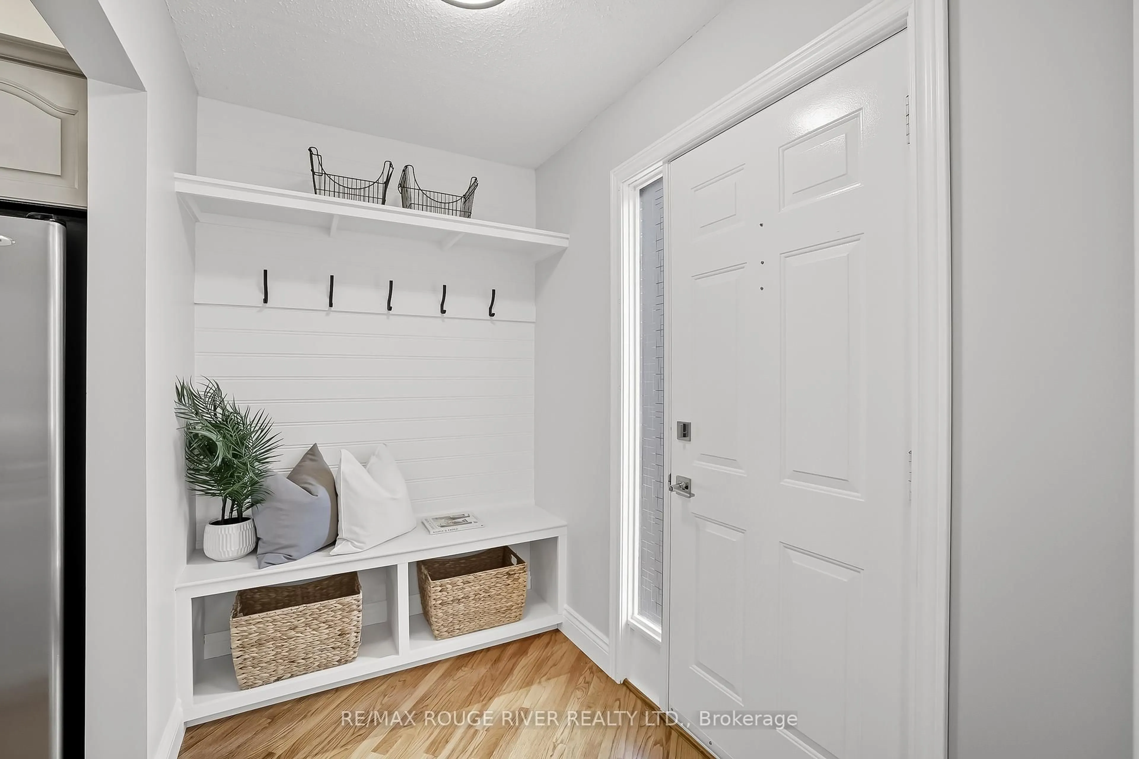 Indoor entryway for 7 Vincent Crt, Clarington Ontario L1B 1E3